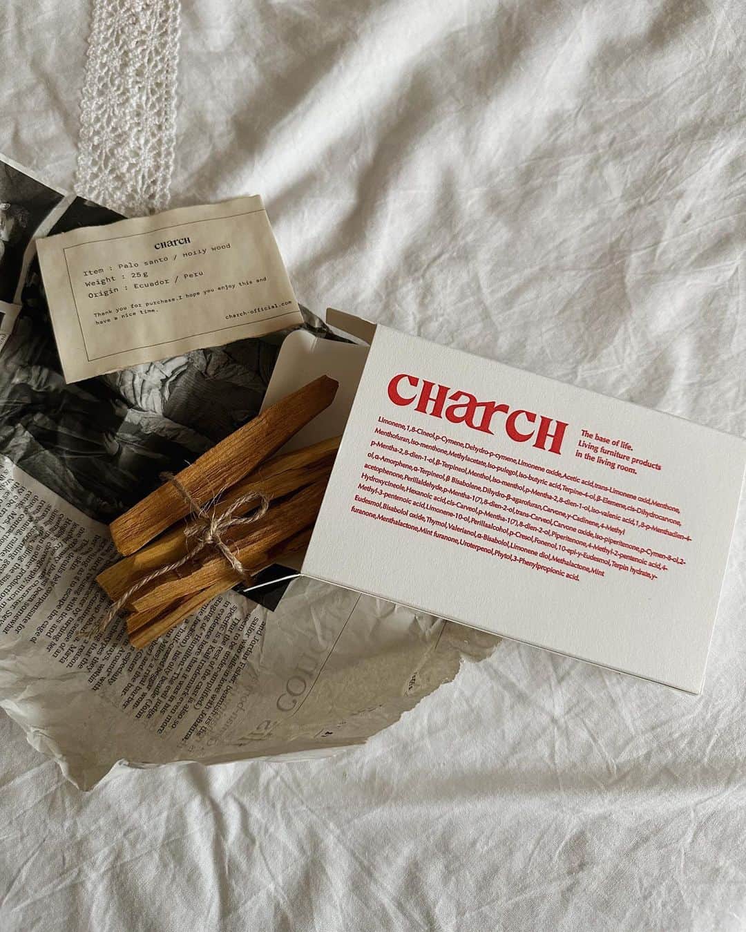 ちょびさんのインスタグラム写真 - (ちょびInstagram)「落ち着く香りアイテムたち🤍🤍 すき🤍🤍 パッケージもお洒落で、デザインとってもすきなので、飾ってるだけで気分あがっちゃう🪄🤍  #charch#パロサント#香りのある暮らし#香りのある生活」8月27日 17時28分 - kaoriririn15