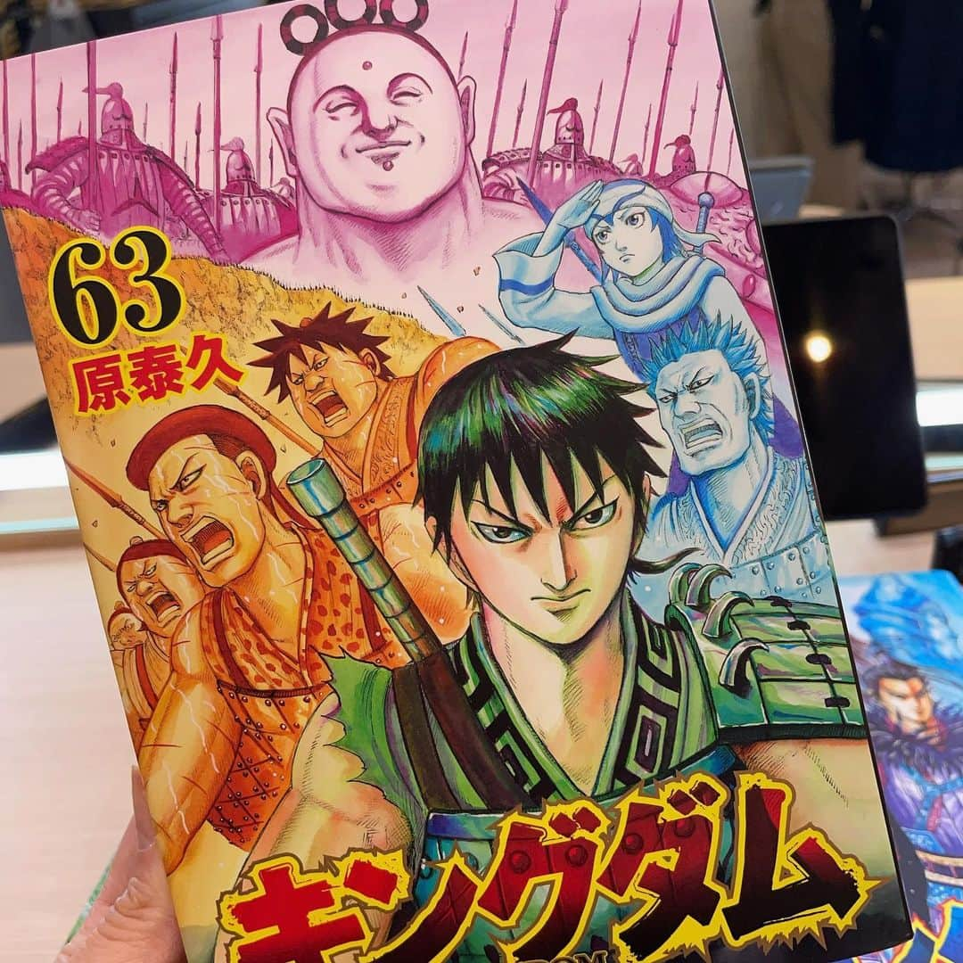 松本圭世さんのインスタグラム写真 - (松本圭世Instagram)「. 今回はちょっとピンク強めで！ のオーダー(*´ω｀*) （髪色の話ね）  艶やかな大人とぅるとぅる気分の時は紫 かわいめ意識の時はピンク 気分変えたい時は赤  を強めに入れてもらってる気がする😊（多分）  💈 @littlekuruku  ✂️ @mrk525252   染めたての髪の毛大好きー❤️  最後のムービーは７月に行った時のあげ忘れてた🙏💦 この時は紫入れてもらってる気がする！😋  違いわかる？笑  @little_anemone_salon  #いつもすっぴんでごめんなさい #リトルヘアサロン　#美容院　#カットカラートリートメント　#キングダム　#次は64巻から　#めちゃくちゃ面白い　#次読みたいからまたすぐ行きます← #instagood #followme」8月27日 17時30分 - matsukayo0806