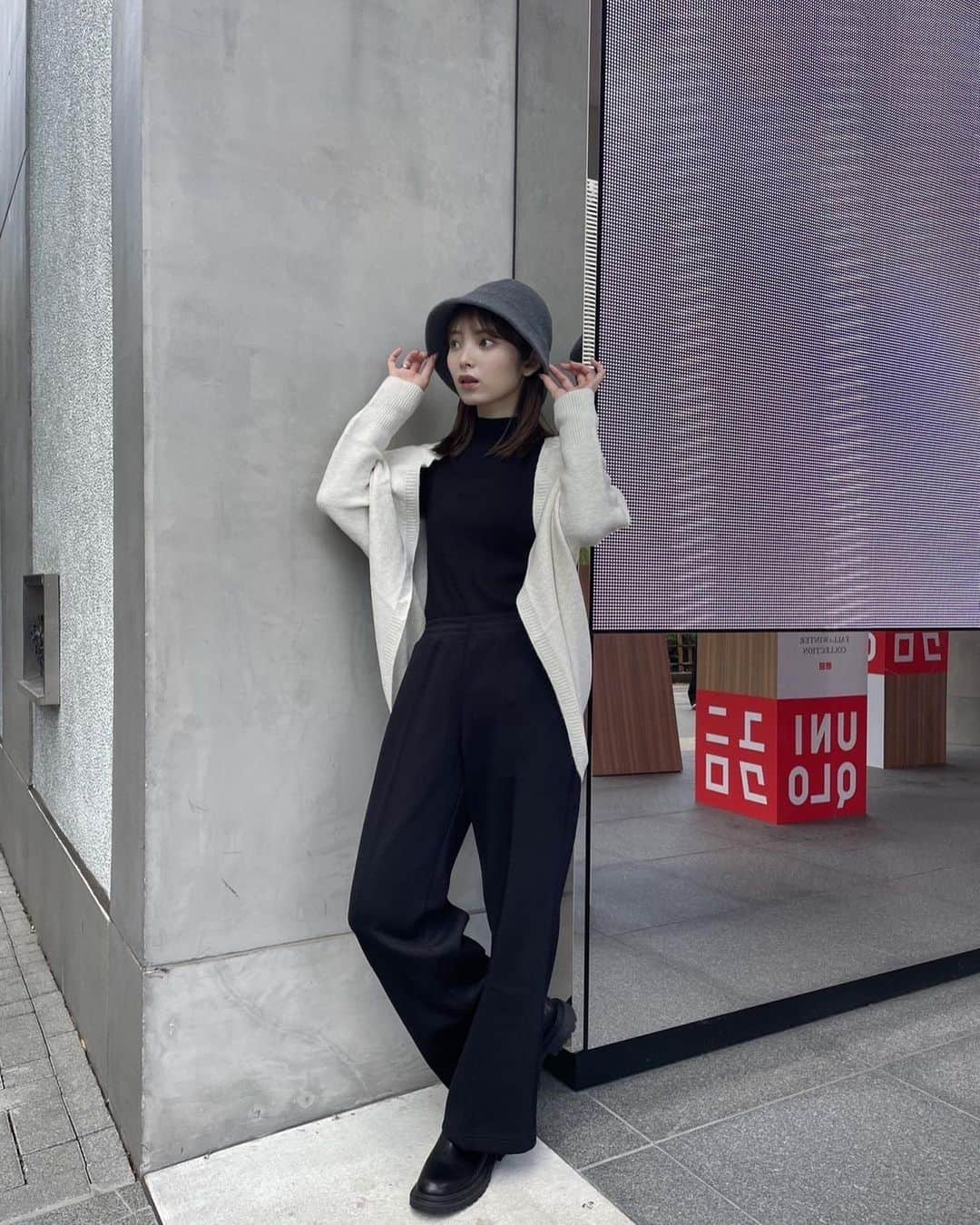 橋下美好のインスタグラム：「UNIQLOのイベント行ってきた♡  「LifeWear Day 2023 Fall & Winter Season Collection」  UNIQLOのLifeWear 2023FALL/WINTER  COLLECTIONを使ってコーデを組んだよ〜！👗  今シーズンのテーマは 「Modern Layering(モダン レイヤリング)」らしい！  気分は大人っぽコーデだったので、 黒やグレー多めにしてみたよ！新鮮だよね♡  私のお気に入りアイテムたちだから 皆もぜひ真似してみてね！  会場のUNIQLO TOKYO 1Fでは、 商品をモチーフとしたクレープも売ってたよ🍨  〈 1コーデ目 〉 #リブハイネックT / 09 BLACK / S #3Dスフレヤーンカーディガン / 01 OFF WHITE / L #ドライスウェットトラックパンツ / 09 BLACK / M #ジャスタブルウールバケットハット / 08 DARK GRAY / ONESIZE  〈 2コーデ目 〉 #ツイードジャケット / 08 DARK GRAY / M #シアージャージータートルネックT / 01 OFF WHITE / S #タックワイドパンツ / 06 GRAY / S #レザータッチワンハンドルバッグ / 36 BROWN    #ユニクロ ＃UNIQLO #LifeWear　#UNIQLO2023FW」