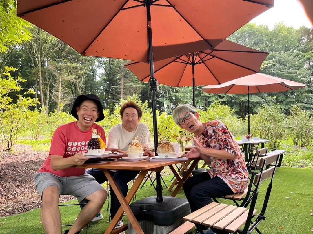 松本康太さんのインスタグラム写真 - (松本康太Instagram)「『ブルーベリー&マンゴーのかき氷』  今日は群馬県昭和村お笑いライブに呼んでいただき休憩の時間に夏場だけやってる「藤桂」というお店におじゃましました(*^^*)　  ブルーベリー畑に囲まれたオシャレな所にあってとても美味しかったです！　  今年は今日で終わりとのこと、ぜひたくさんの人に食べてほしいかき氷です。  #群馬県#昭和村#昭和村お笑いライブ#かき氷#藤桂#かき氷藤桂#ブルーベリー#マンゴー#レギュラー松本#あるある探検隊#ジョイマン池谷 くん#アンカンミンカン富所 くん#スイーツ#sweets」8月27日 17時32分 - aruarutankentai.matsumoto