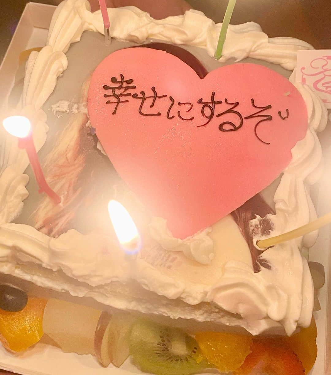 鎌田ひかりのインスタグラム：「昨日、スタッフのみんなが誕生日の前祝いしてくれて本当に嬉しかった🥲 ずっと笑いが絶えなくて、バカできる仲間、でもみんなきちんと礼儀と感謝と謙虚さがあって、もう感無量でした。  「幸せにするぞ」 と言われた。笑笑  私が全員一生幸せにするぞ❣️  #銀座アーティストバー #逗子  #逗子海岸  #海の家 #バナナボート  #サプライズケーキ」