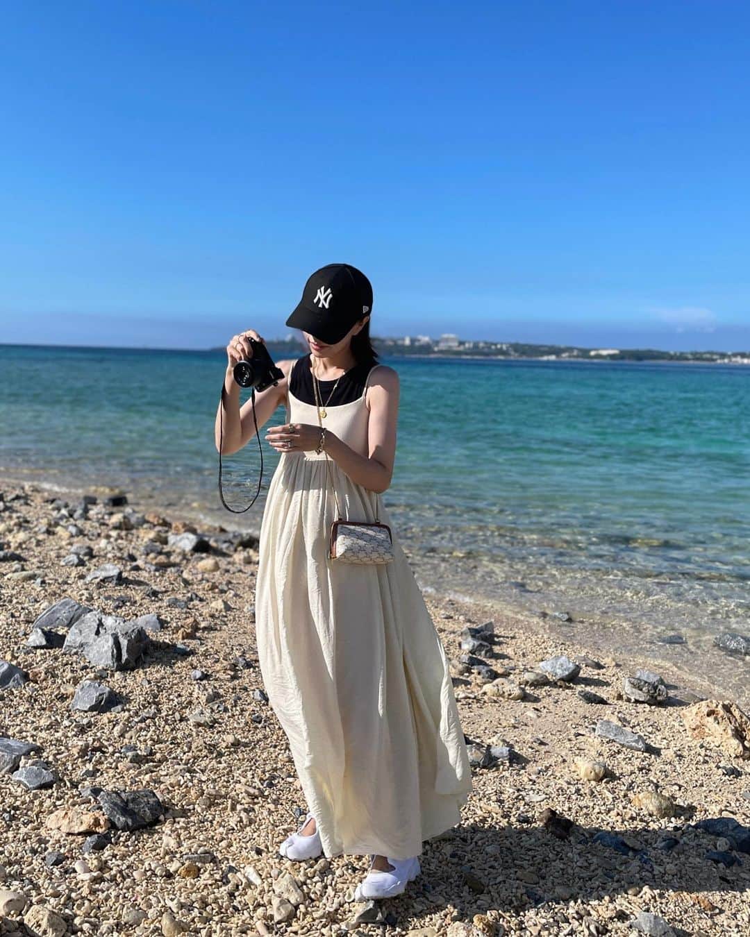 emi0830emiのインスタグラム：「2022.8.27 先日沖縄へ行ってきました✈️🌺 安定のストーリーズ一切無しでしたけどもw👻 久しぶりの沖縄、私の母も一緒にみんなで満喫して来ました🥰  旅行中はずっとワンピ🫶🏻 楽だしリゾート感出せるしいっぱい食べられるしやっぱりワンピ最高🙌 このワンピはアウトレットのSALEで購入🤭 UNIQLOのアメスリは秋口もニット下に着たり、使えておすすめ。 だけど中々限定価格ならないし、値下がらないよね🫢  dress #urbanresearch inner #uniqlo bag #celine#celinebag cap #newera shoes #nikeairrift ←白も買いました🙋‍♀️  遊んでる海は#美ら海水族館 帰りに寄った#瀬底島 のビーチ めちゃくちゃ綺麗だし、人がほとんどいなくてすごくおすすめ🤝💕　  #アメリカンビレッジ  の#pokegenic は娘が喜んでました♡ ピカチュウとの2ショットにじわじわw😂🥹💓  我が家の息子はさかなクンなので← 美ら海は毎回開園から7〜8時間滞在しますw コロナ禍で行けない間にジンベイがジンタくん1匹になってしまいました…🥲 でも悠々と泳ぐ姿が見られて嬉しかったなぁ😌✨ 子供達はずぶ濡れイベントにも参加していい思い出😂🐬  美味しいものあれこれ食べたのに写真ほとんど撮らずに終わりました← 食欲には勝てません😇  綺麗な自然に終始癒されて帰ってきました♡ 皆さまにもちょっとだけシェアさせて下さい🤏💕  #沖縄#沖縄旅行  娘　#markeys ずぶ濡れ後😂→#blueseal 🍨 息子　#zarakids #thenorthface & nike」