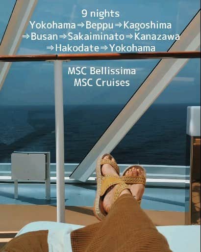 Yoshiko Kris-Webb クリス-ウェブ佳子のインスタグラム：「始めてのオーシャンクルーズ。MSCクルーズの最新豪華客船ベリッシマに乗って、横浜から境港までのまとめ動画1分間日記。  ベリッシマは長さ318m、高さ65ｍ、19階層もある世界で3番目に大きな客船。正直、オーシャンクルーズは60歳になってから乗ろうと思っていたけれど、これは元気なうち、体力に自信のあるうちから始めるのが正解。  夕方から深夜まで毎晩開催される船上パーティーやイベントも、参加するにはパワーが必要。未体験の楽しさ、面白さだから何ひとつ見逃したくなくって。3回も乗船すれば、オーシャンクルーズの楽しみ方も身につくかな。  思い出深いのは別府から鹿児島へ向かう夜。星空を眺めながら、船上プールに設置された大きなスクリーンで『ハウルの動く城』を観賞。何度も観た映画だけどすごく新鮮でロマンティックでした。  #MSCBellissima  Thank you for our vacation! I enjoyed my time and the memories we made. @totoroninjadesu @przemko @joe_tokyodandy @canayoshida @_beniiiiiiiiii_」