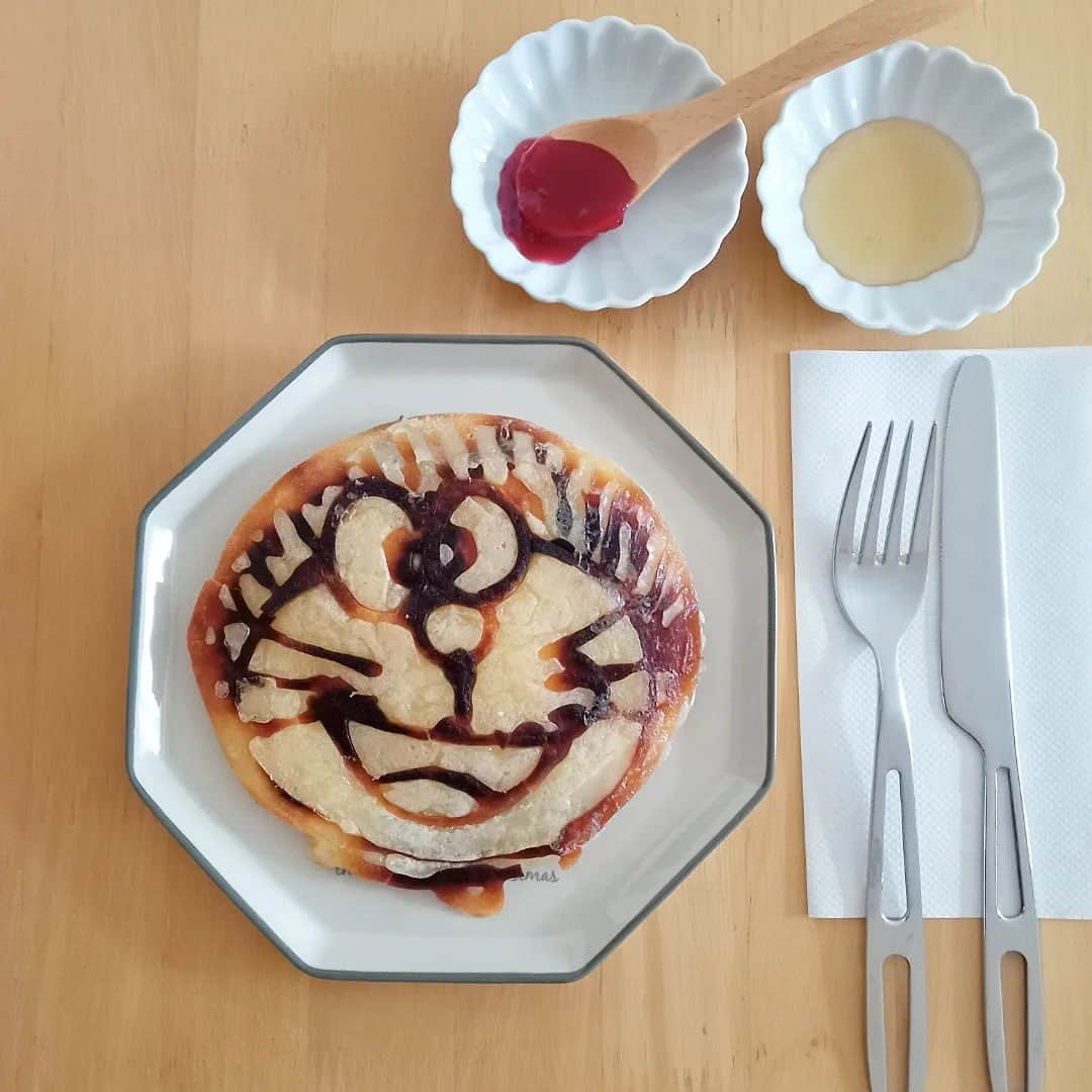 sweet_strawberryさんのインスタグラム写真 - (sweet_strawberryInstagram)「🥞【#パンケーキアート 】🥞🍴 やってみたかったやつ！初めてホットケーキアートやってみたけど、難しかった💦生地を流し込んでからが上手く焼けない💦もうやらない🙅 #ホットケーキアート#パンケーキアート初心者 · #初チャレンジ#作ってみた#チャレンジ料理#失敗#難しかった#難しい#もうやらない#美味しくいただきました#ホットケーキ#ホットケーキ作り#手作りパンケーキ#お家カフェ#うちカフェ#ドラえもんイラスト#フードアート#デコフード#日々の暮らしを楽しむ」8月27日 17時37分 - sweet_strawberry