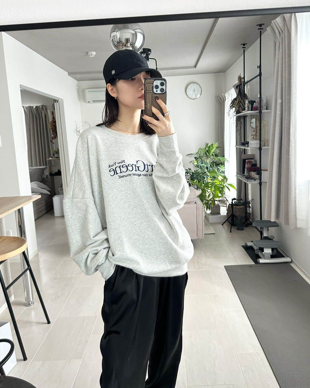 金澤楓のインスタグラム：「たまーに着たくなるカジュアルコーデ🧢 オーバーサイズのロゴスウェット可愛いなぁ  足元はヒールで女性らしく🖤  #ungrid#ungrid_official#かえでの私服#ootd#outfit#casualstyle#スウェットコーデ」