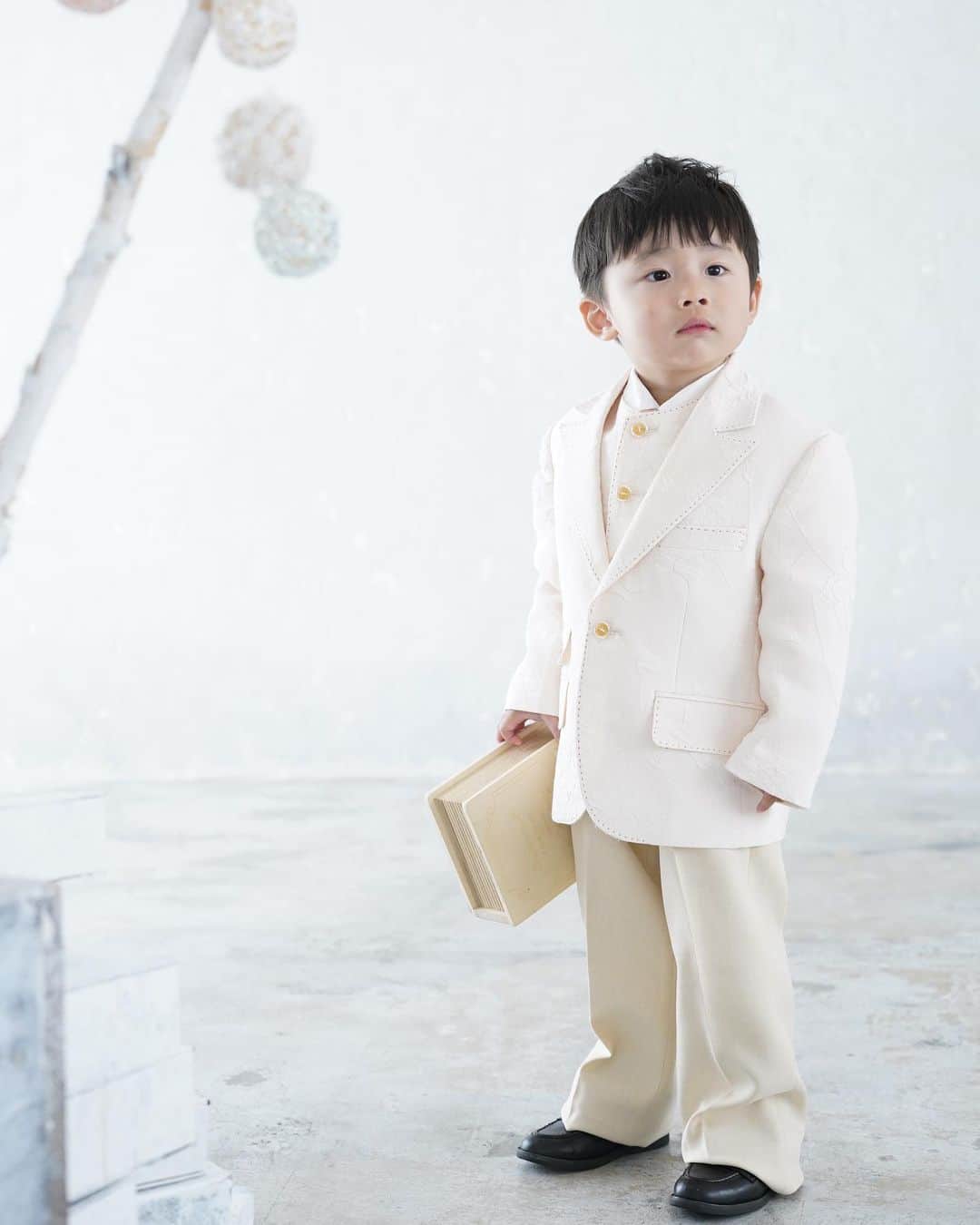 滝川りおのインスタグラム：「色のセレクトが大人っぽい息子の 選ぶ色の基準は、本人的に “綺麗な色”かどうか。  彼の中での綺麗な色は ホワイトや淡いパープル‎🤍💜  この衣装ももちろん息子セレクト♡⃛ ひと目見た瞬間に「きれ〜♡」 と、即決でした.ᐟ.ᐟ  #3歳 #3歳男の子 #七五三 #七五三撮影 #撮影」