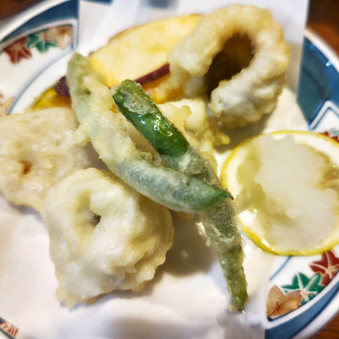 和田益典さんのインスタグラム写真 - (和田益典Instagram)「◆昨夜の晩御飯  １ヶ月半ぶりの隠れ家。  珍しいスズキ造りがありましたよ。  〆の茶そばは品切れで食べれず… . . #場所教えないシリーズ #さしみ #天ぷら #天婦羅 #スズキ刺し身 #スズキ造り #キス天ぷら #牛たたき #鱧の天ぷら #はも天ぷら #はも天 #小鉢 #刺身 #造り #鱧 #鱚 #キス天 #たこ酢  #コロッケ #レンコンはさみ揚げ #居酒屋 #呑み屋 #夕食 #ご飯 #和食 #dinner #delicious #gourmet #foodstagram #seafood  昼に観てきた『映画キングダム』 アニメ観てるからストーリーは知ってるけど迫力あって面白かったよー。 かなり難しい実写を可能な限りしてました。  コッコッコッコッ（笑） .」8月27日 17時45分 - masunori_wada