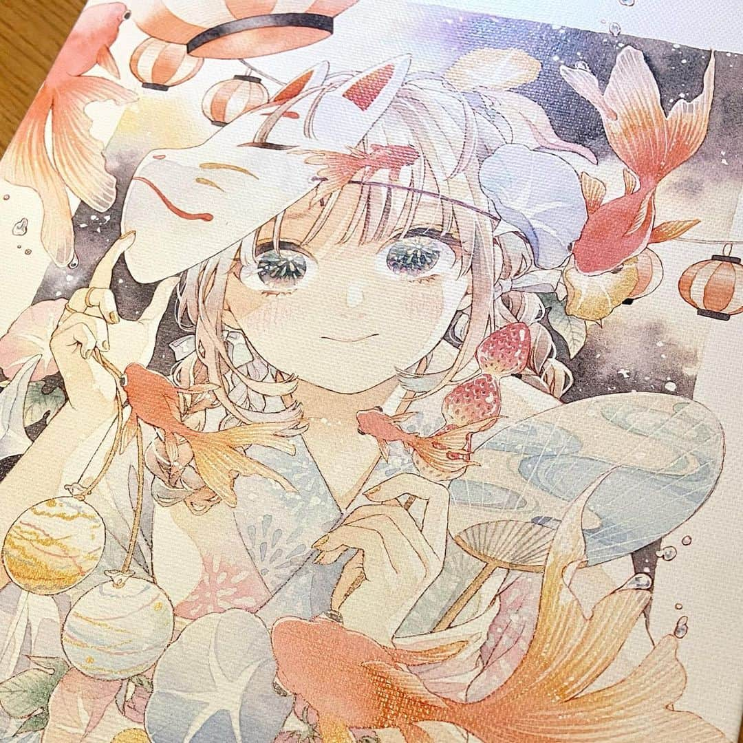 友風子/yufushiさんのインスタグラム写真 - (友風子/yufushiInstagram)「エス編集部の20周年記念のイラスト展 「イラストフェスSP」で作っていただいた キャンバスアートが届きました。  キャンバスアートって初めてかも？ キャンバス地に水彩って合うんだなぁ、と感動しました。 原画とまた違う雰囲気で面白い！  #illustration #illust #イラスト #watercolor #水彩 #透明水彩 #水彩絵の具 #アナログ #アナログイラスト #キャンバスアート」8月27日 17時46分 - uko_yufushi