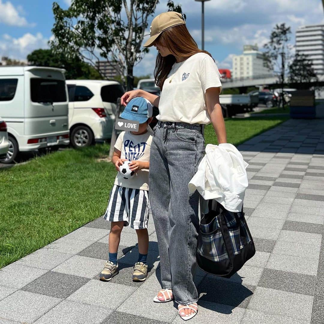 mario_dozonoさんのインスタグラム写真 - (mario_dozonoInstagram)「* 今日の親コーデ👩👦⚽️ * 夏休み最後の週末、特にイベントもなくのんびり過ごしております。 あと数日で毎日3食用意する苦行から脱出できる〜😭🙌 * あ、親子お揃いのTシャツは @petitbateau_jp の新作⛵️ * オーガニックコットンのTシャツはサラッとした肌触りで夏に最適☀️ 柄が全く一緒じゃないから、さり気ないリンクコーデが楽しめるよ🫶✨ * ちなみに私は162㎝でLサイズ、息子は107㎝で110サイズを着てます💕 息子はもうワンサイズ上げてもよかったかも。。来年着れるかな😅 * * T-shirt… @petitbateau_jp  * * * #petitbateau #sponsored #プチバトー #プチバトーt #tシャツ #tシャツコーデ #クルーネックtシャツ #プチバトー130周年 #骨格ナチュラル #骨格ナチュラルコーデ #アラフォーママコーデ #休日コーデ #ワンマイルウェア #ワンマイルコーデ #ご近所コーデ #公園コーデ #30代コーデ #40代コーデ #リンクコーデ #ジーユーコーデ #親子リンクコーデ #親子コーデ」8月27日 17時56分 - mario_dozono