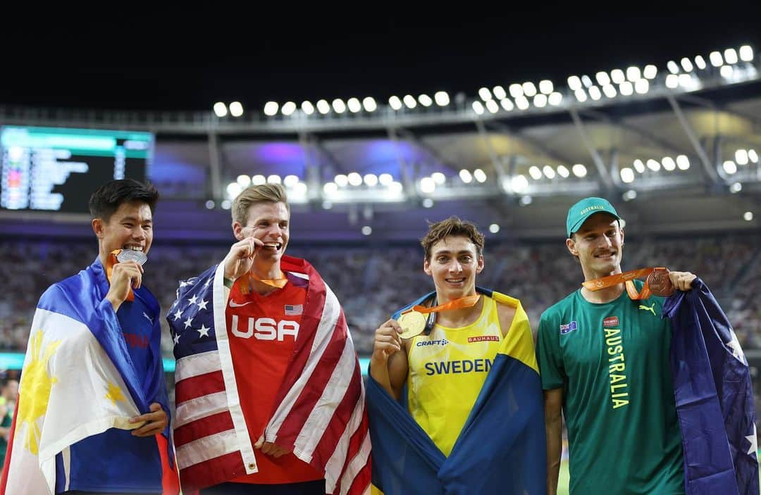 カーティス・マーシャルさんのインスタグラム写真 - (カーティス・マーシャルInstagram)「ARE YOU KIDDING ME!!!???? = 3rd 🥉 at the World Championships with 5.95! LETS GOOOO! KEEP SHOWING UP! 🚀」8月27日 17時55分 - kurtismarschall