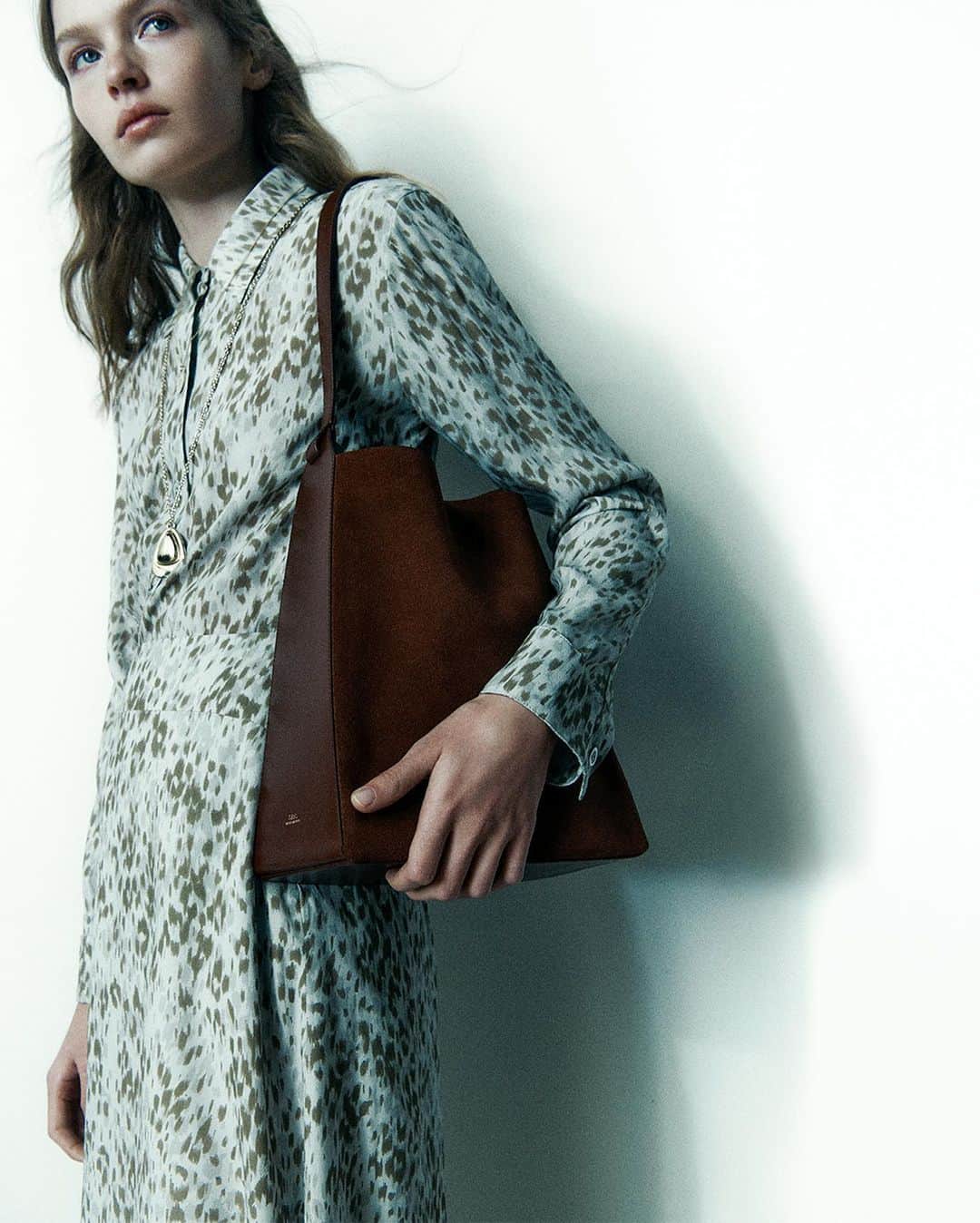 アーペーセーのインスタグラム：「New in accessories. Fall/Winter 2023 presents classic and sporty women’s and men’s bags in a seasonal palette and designed with thoughtful details.   #APCParis」