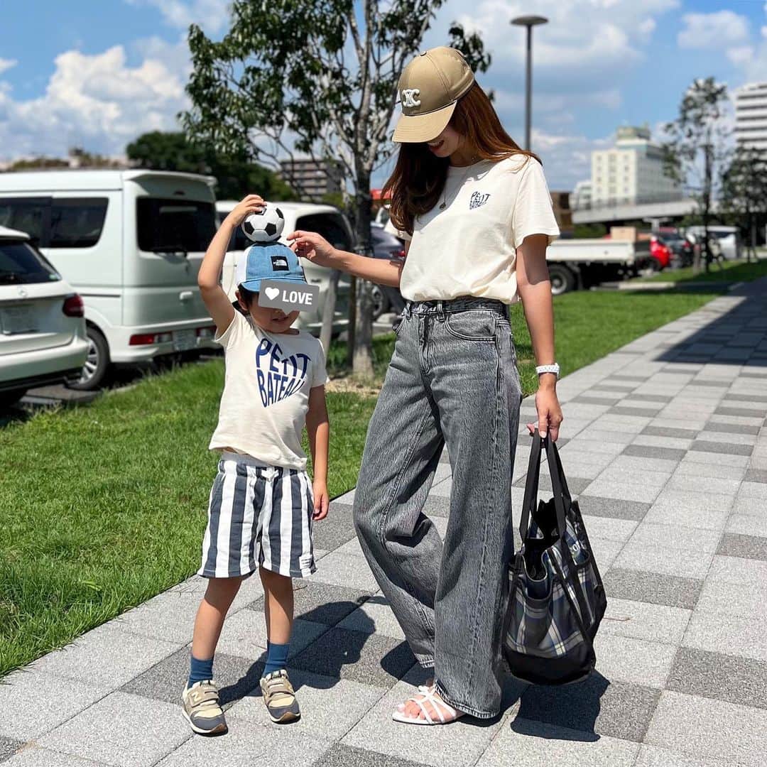 mario_dozonoのインスタグラム：「* 今日の親コーデ👩👦⚽️ * 夏休み最後の週末、特にイベントもなくのんびり過ごしております。 あと数日で毎日3食用意する苦行から脱出できる〜😭🙌 * あ、親子お揃いのTシャツは @petitbateau_jp の新作⛵️ * オーガニックコットンのTシャツはサラッとした肌触りで夏に最適☀️ 柄が全く一緒じゃないから、さり気ないリンクコーデが楽しめるよ🫶✨ * ちなみに私は162㎝でLサイズ、息子は107㎝で110サイズを着てます💕 息子はもうワンサイズ上げてもよかったかも。。来年着れるかな😅 * * T-shirt… @petitbateau_jp  * * * #petitbateau #sponsored #プチバトー #プチバトーt #tシャツ #tシャツコーデ #クルーネックtシャツ #プチバトー130周年 #骨格ナチュラル #骨格ナチュラルコーデ #アラフォーママコーデ #休日コーデ #ワンマイルウェア #ワンマイルコーデ #ご近所コーデ #公園コーデ #30代コーデ #40代コーデ #リンクコーデ #ジーユーコーデ #親子リンクコーデ #親子コーデ」