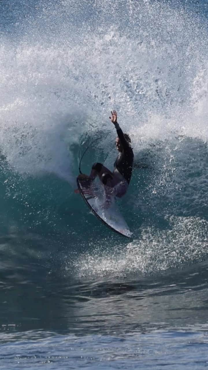 サリー・フィッツギボンズのインスタグラム：「Ocean energy is all kinds of magic… plugging in 🔌 🌊」