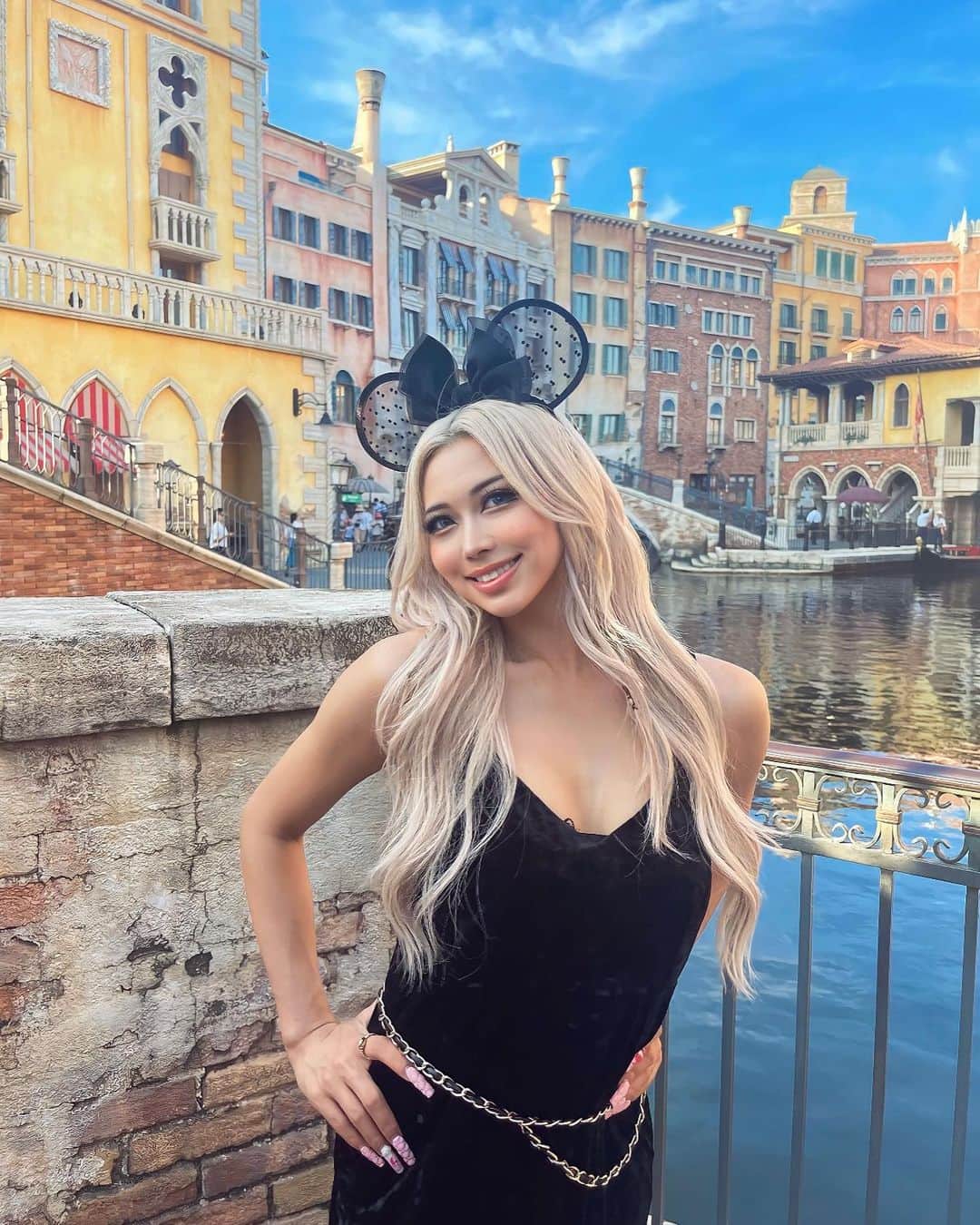 のインスタグラム：「シースルーカチューシャが可愛すぎたからDisney行く時はお勧め🐭🖤色もたくさんあったよ🫶  そしてそしてeggバトル今回は外れてしまいました😭久しぶりに外れちゃったあ。まだまだ力不足なところあるから他の想いは雑誌でぶつける！みんな応援して買ってくれたり想いの一冊を追い込みで買ってくれてたのに、、ありがとうう皆んなの気持ちや支えのおかげでより秋号の雑誌への気持ちも高まってる！ランクインは逃してしまったけど買って良かったと思える一冊を作るから是非楽しみに待っててね全力で最高な一冊にするー！！🥺🩷🩷🙇‍♀️  そしてランクインした仲間たち 本当におめでとう😳✨✨  #disney #ディズニーカチューシャ  #ディズニーコーデ #disney投稿終了」