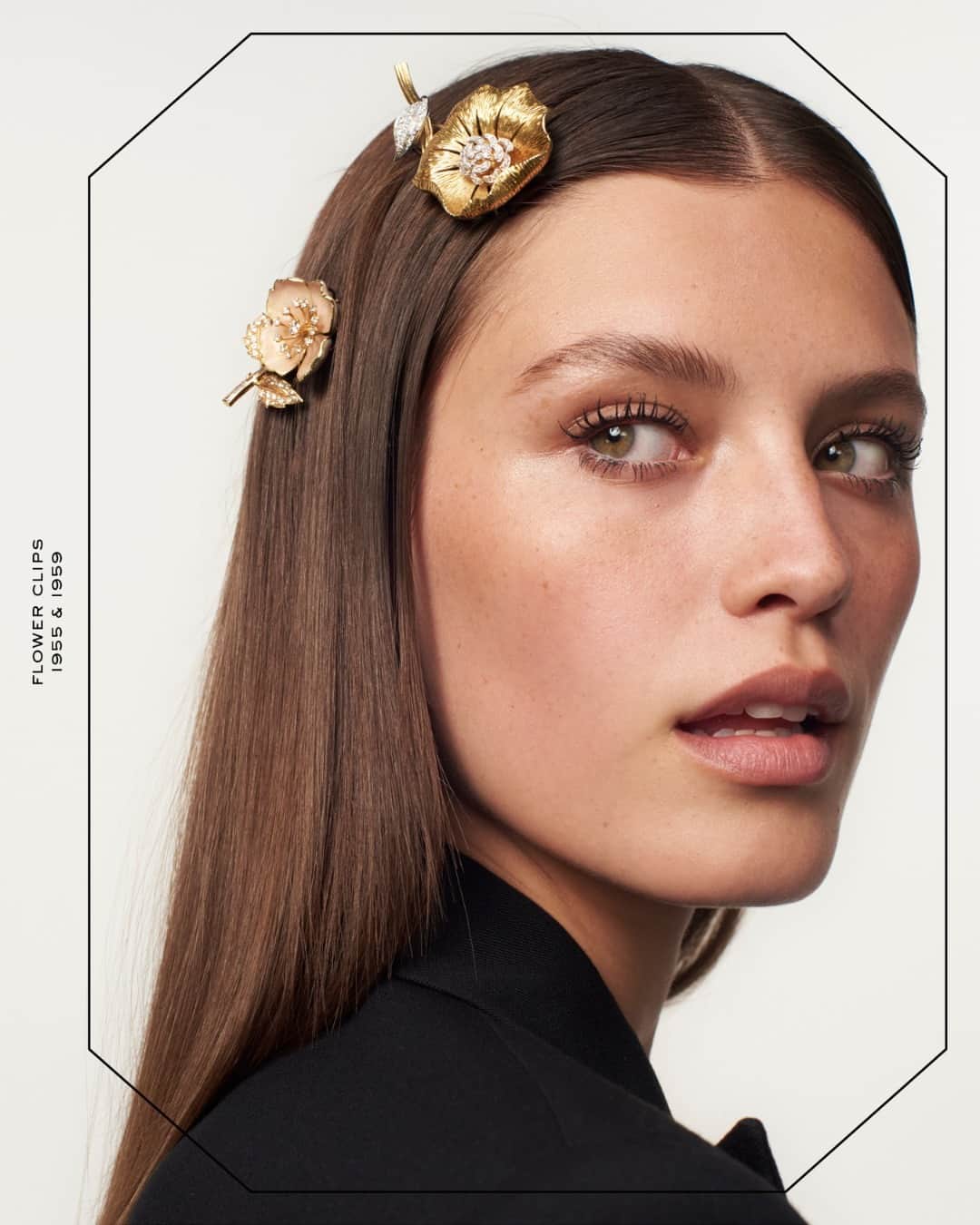 ブシュロンのインスタグラム：「STYLISH ARCHIVES⁣ ⁣ 1955 – Eglantine clip – gold, diamonds, and pink enamel⁣ 1959 – Capucine clip – gold and diamonds on platinum⁣ ⁣ Behind their delicate appearance, these vintage Boucheron flower clips tell the story of an era. It's 1950s France: women are out working and the suit, combining style and practicality, becomes the uniform of excellence. To express their personality, they choose to wear clips on the lapels of their jackets. Here are two precious examples. 70 years on, worn as head jewelry.」