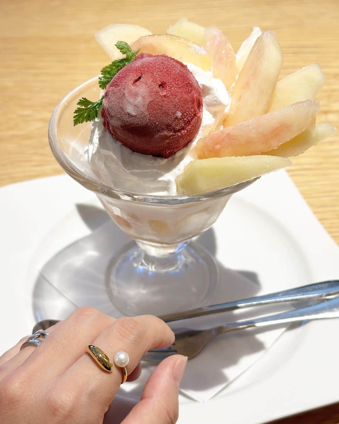 ryokoさんのインスタグラム写真 - (ryokoInstagram)「🍑🍑🍑 パフェ食べたりネイル行ったりリフレッシュ時間もらった⌛︎有難い🥹  アクセは @cene_316l 💫 金属アレルギー対応だからアレルギーが心配な方でも安心♡シンプルで他のアクセとも合わせやすいネックレスと♡とパールモチーフのリング💍可愛い🌙  ------------------ ハートリング ポイントパールリング ペタルチェーンネックレス ------------------  #cene #金アレ対応 #ネックレス #セネ #金属アレルギー対応 #gold #acccessories #pr」8月27日 17時54分 - ry.0123