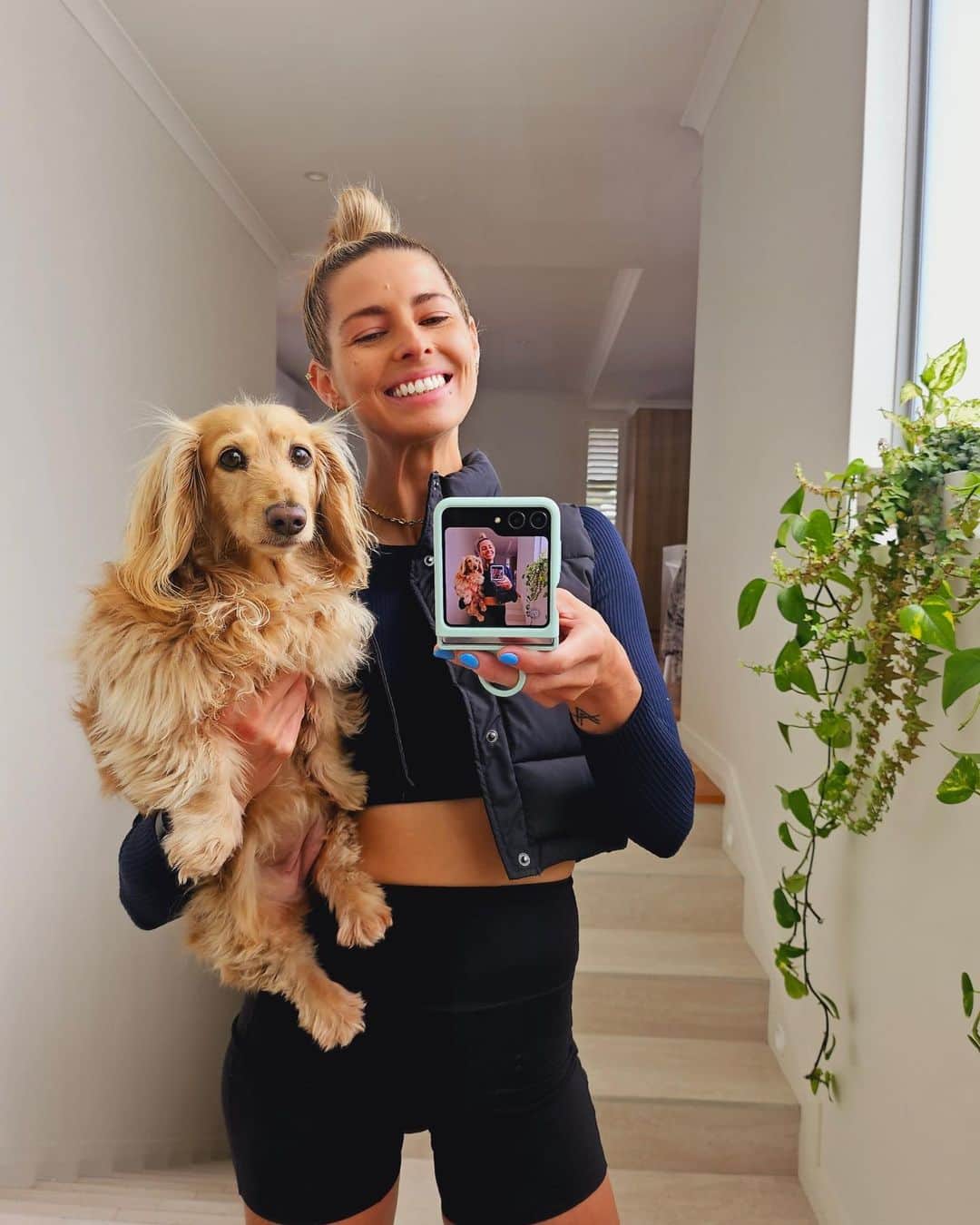 Amanda Biskさんのインスタグラム写真 - (Amanda BiskInstagram)「Life lately 🎞️ @samsungau  1. Coffee dates @adamdunne 2. Getting my steps with the @westcoast_weenies #GalaxyWatch6 3. Fit check 4. Dumbbells are 🥵 5. Samsung making sure I’m still alive after that! 🫀 6. Flex mode just like my #GalaxyZFlip5  #JoinTheFlipSide #SamsungPartner   *Galaxy Z Flip5 accessories sold separately 🤳🏽」8月27日 17時55分 - amandabisk