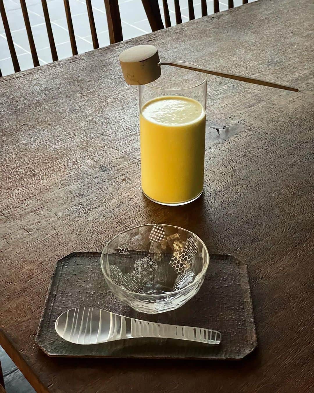 のインスタグラム：「…冷製コーンスープ作りました。 とうもろこし３本と牛乳、生クリームあと色々…。  器と蓮華は @mamitoki.kinsen さん。 ガラスの蓮華の口当たりと舌触りがいつも使うカトラリーと違いスーッと気持ち良い。 特に口から出すとき。  コーンスープ作りは裏漉しに手間がかかるがその手間をきちんとすると美味しさ100倍。  #コーンスープ」