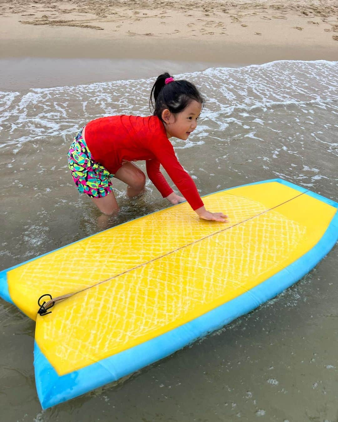 パク・ウォンジさんのインスタグラム写真 - (パク・ウォンジInstagram)「Surfing babe 🏄🏻」8月27日 18時04分 - sisi_wonji