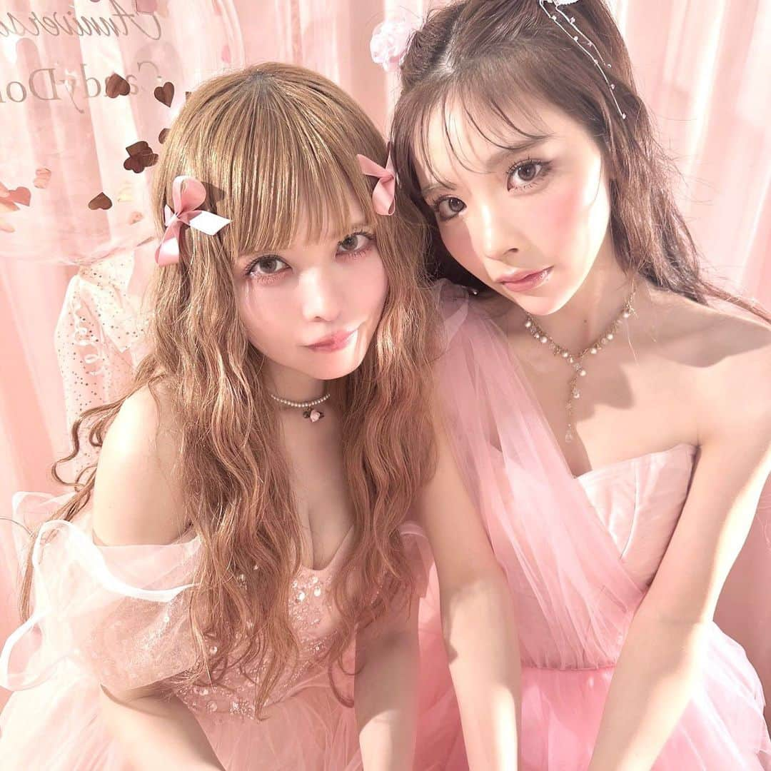 Candy Dollのインスタグラム：「. 𝗢𝗙𝗙 𝗦𝗛𝗢𝗧 📷´-  CandyDollプロデューサーの益若つばささんと ニューアンバサダー緩苺ちゃんの オフショットをお届け💌    かわいすぎる空間で 今回のビジュアルを撮影してきました🤍  撮影中CandyDoll企画メンバーが ひたすらカワイイとつぶやいてました😮‍💨 ツーショットビジュアルの公開をお楽しみに……🧁  　　 公式HPではブランド15周年を記念して CandyDollの歴史をまとめたスペシャルコンテンツが公開中です！    #CandyDoll#キャンディドール#益若つばさ#緩苺#CandyDoll_15thAnniversary」