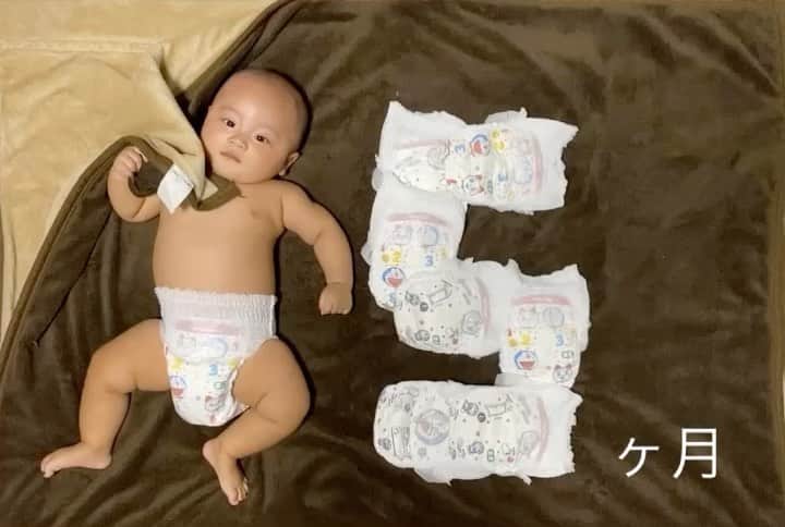 CHOCOのインスタグラム：「9月4日で5ヶ月の僕👶🏻 もう少しで10㌔🍼  成長って本当秒過ぎるよ🥹💕 夜泣きも全然しないし、日中もミルクの時、眠い時、 たまーに寂しい時ぐらいしか泣かないんだよ🫣 本当にお利口さんなぼんじゅ🫶🏻 これからの成長も楽しみだ💕 離乳食も楽しみだ🫶🏻 #5ヶ月#赤ちゃん#ベビスタグラム」