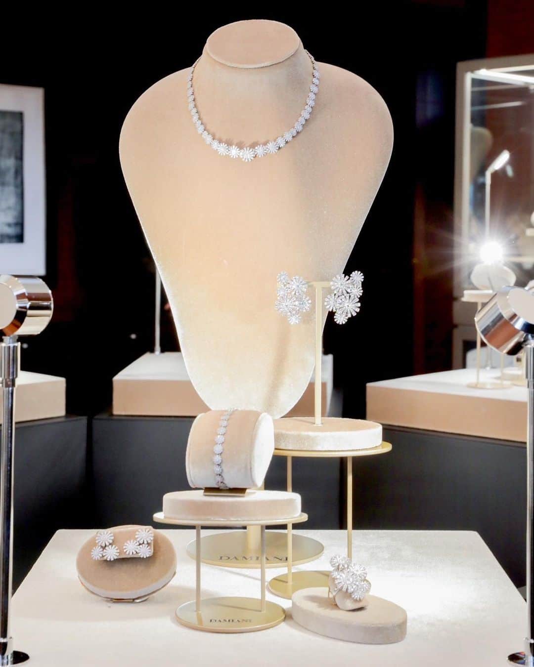 大政絢さんのインスタグラム写真 - (大政絢Instagram)「『Damiani High Jewelry Creations』 に✨☺️  1924年に創業されてから長く愛され続けているダミアーニ。  ハンドメイドのジュエリー達は繊細で華やかで美しく、惹かれるデザインがたくさん。  私は今回マルゲリータコレクションを着用しましたが可愛らさの中に上品さがありとても素敵でした✨  @damianiofficial #Damiani #ダミアーニ #DamianiMasterpiece」8月27日 17時57分 - aya_omasa_official