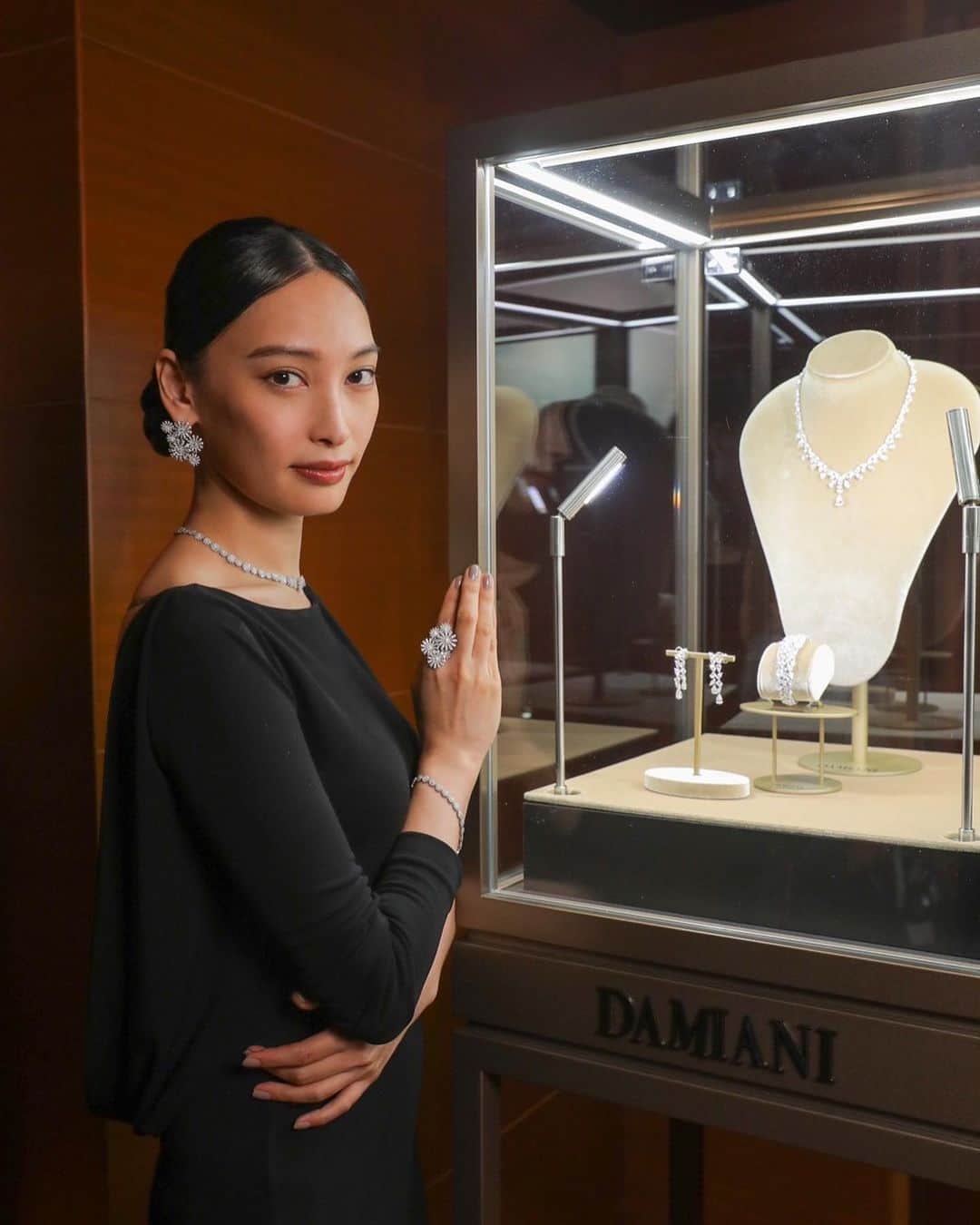 大政絢のインスタグラム：「『Damiani High Jewelry Creations』 に✨☺️  1924年に創業されてから長く愛され続けているダミアーニ。  ハンドメイドのジュエリー達は繊細で華やかで美しく、惹かれるデザインがたくさん。  私は今回マルゲリータコレクションを着用しましたが可愛らさの中に上品さがありとても素敵でした✨  @damianiofficial #Damiani #ダミアーニ #DamianiMasterpiece」
