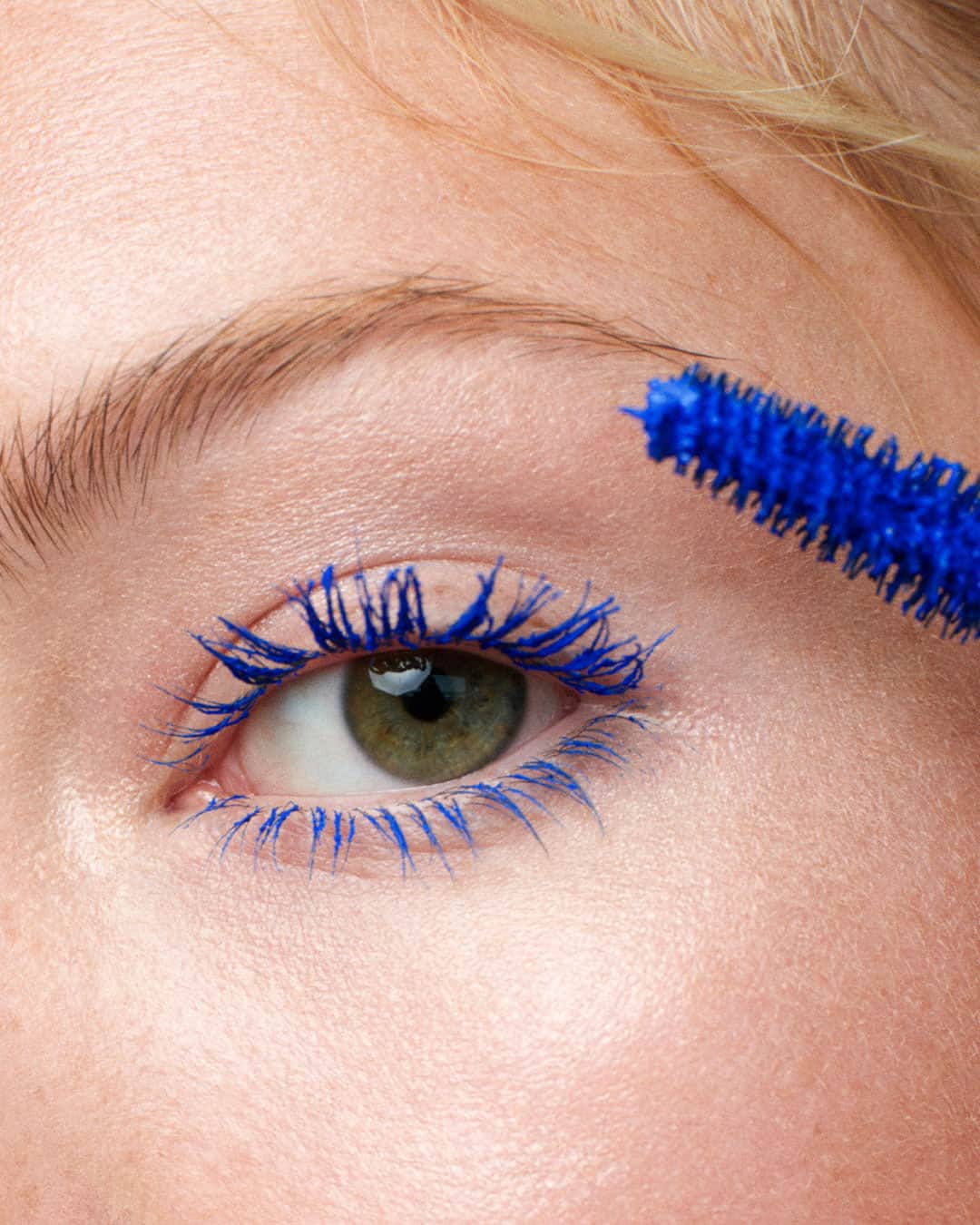 Yves Saint Laurent Beautyさんのインスタグラム写真 - (Yves Saint Laurent BeautyInstagram)「@LilaMoss dives into this latest lash trend with a statement look that turns heads. Oversized impact is amped up even more with the striking blue pigment of LASH CLASH MASCARA N°4 ELECTRIC BLUE.  #YSLBeauty #LashClash #LilaMoss」8月27日 18時00分 - yslbeauty