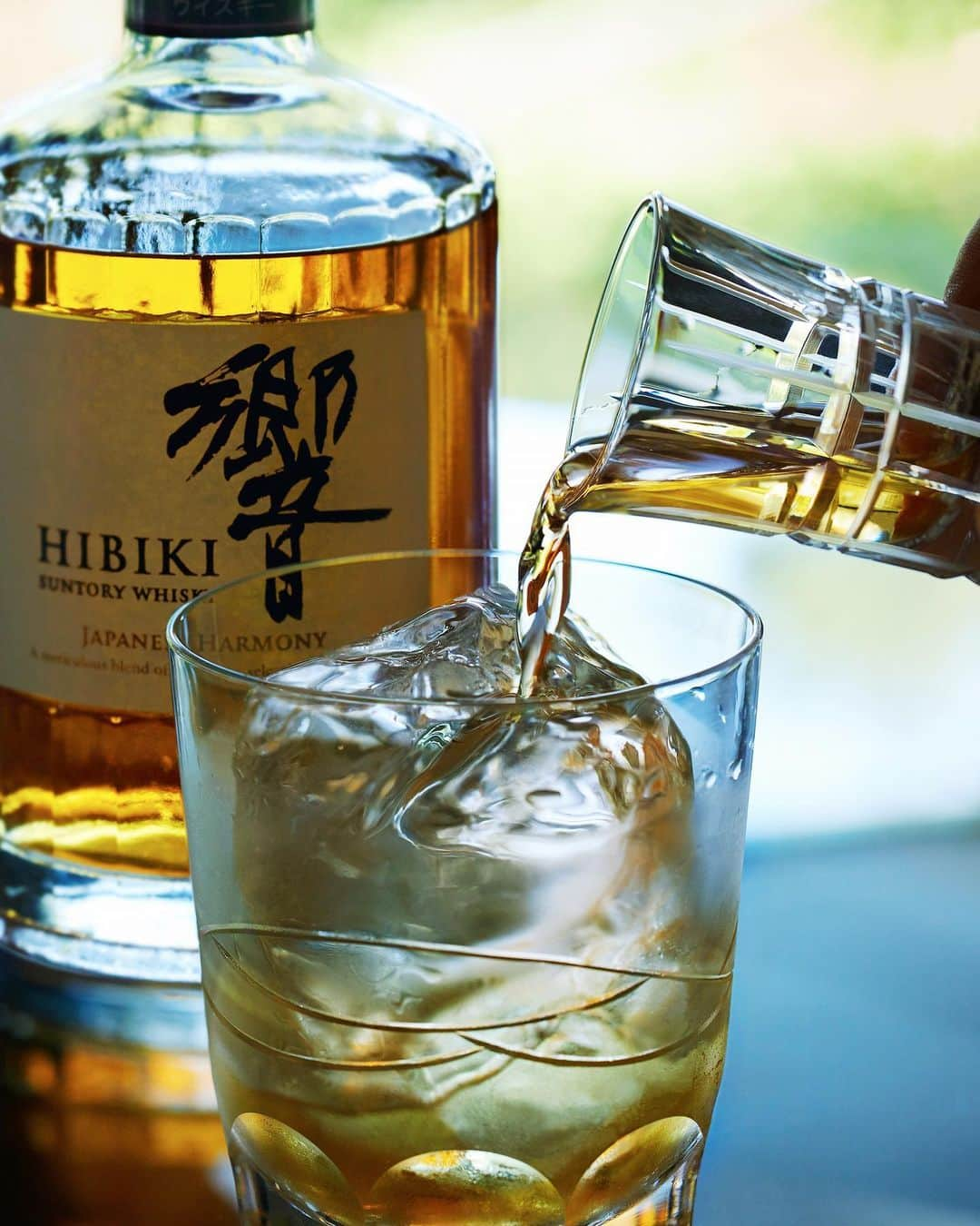 響 | SUNTORY WHISKY HIBIKIのインスタグラム：「. HIBIKI TIME ~二十四節気・処暑~  甘くやわらかな香りが、しだいに花開いて。 The sweet and mild aroma gradually blossoms out.  #hibiki #響 #hibiki_time #二十四節気 #24seasons #処暑 #shosho #withnature #glass #純氷 #pureice #ontherocks #夏 #summer #晩夏」