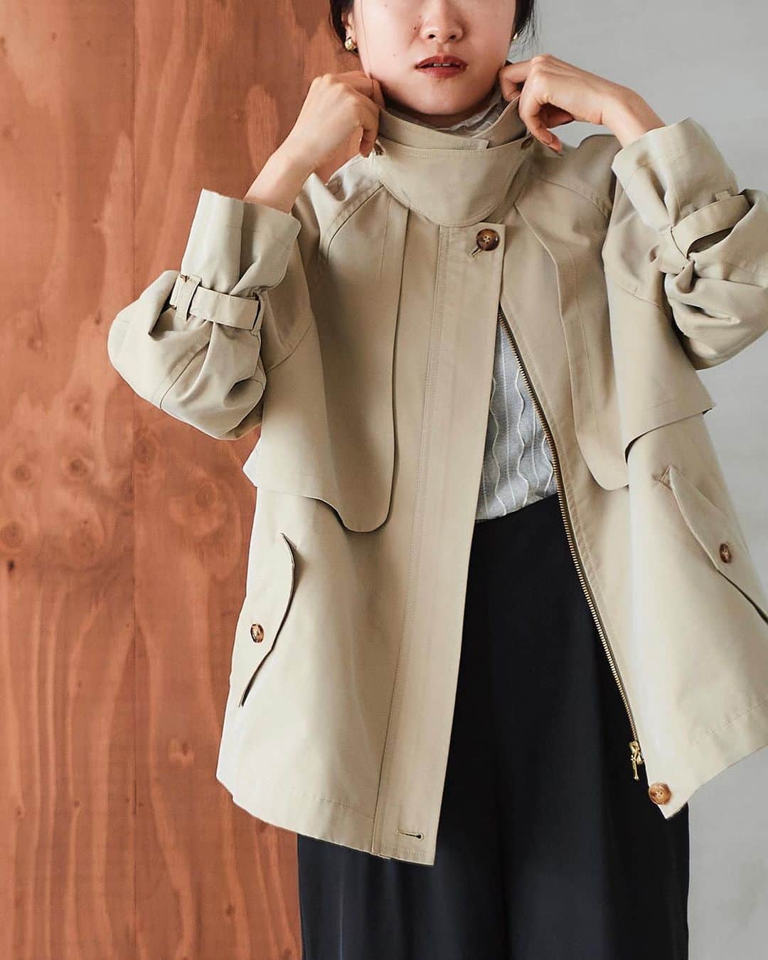 le. coeur blancのインスタグラム：「. 【 PICK UP! 】 ⁡ いま気になるのは、 手軽に秋を先取りできるアイテム。 ⁡ 無理なく季節感を取り入れて、 次のシーズンへアップデートを◎ ⁡ ------------- ⁡ 秋アウターの定番であるトレンチをショート丈に。 鮮度をプラスするだけでなく、シンプルなスタイリングにもトレンチ特有の安定感を出してくれる一枚。 ⁡ かちっとしたシルエットは、大人びたこなれ感を演出します。 ⁡ ・ツイルショートトレンチ ¥25,300 col : ベージュ / カーキグリーン no. 3037073501 shop : 販売中 ⁡ ⁡ ▶︎アイテムの詳細は画像タップでCHECK！ ⁡ _____________________ < 𝗶𝗻𝘀𝘁𝗮 𝗹𝗶𝘃𝗲 𝘀𝗰𝗵𝗲𝗱𝘂𝗹𝗲 > 8/29(火) ⁡ ※日時は変更になる場合もございます。 　詳しくは前日のストーリーズでお知らせします。 ⁡ ⁡ ⁡ ⁡ ⁡ ⁡ ⁡ ⁡ ⁡ ⁡ ⁡ ⁡ ⁡ ⁡ ⁡ ⁡ ⁡ ⁡ ⁡ ⁡ ⁡ ⁡ ⁡ #lecoeurblanc #ルクールブラン #le_23aw #autumn #le_web #outer #秋アウター #trench #トレンチ #jacket #ジャケット」