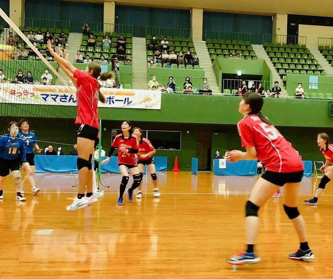 狩野舞子さんのインスタグラム写真 - (狩野舞子Instagram)「・ 宝くじスポーツフェア はつらつママさんバレーボール🏐 in丸亀市  香川県は植田さんの地元！という事で、スタメンで登場🖖 2枚目の主役感スゴイ🦸笑  丸亀市の皆さん、明るくて熱心で、私たちもとても楽しかったです✨ 次は福岡県糸島市！！！  また再来週お会いしましょーう\( ˆoˆ )/ ・ #宝くじスポーツフェア #はつらつママさんバレー #監督 #植田辰哉 #選手 #江上由美 #広瀬美代子 #ヨーコゼッターランド #永富有紀 #佐伯美香 #坂本清美 #鳥居千穂 #田中姿子 #佐野優子 #狩野舞子 #新鍋理沙」8月27日 18時00分 - kanochan715