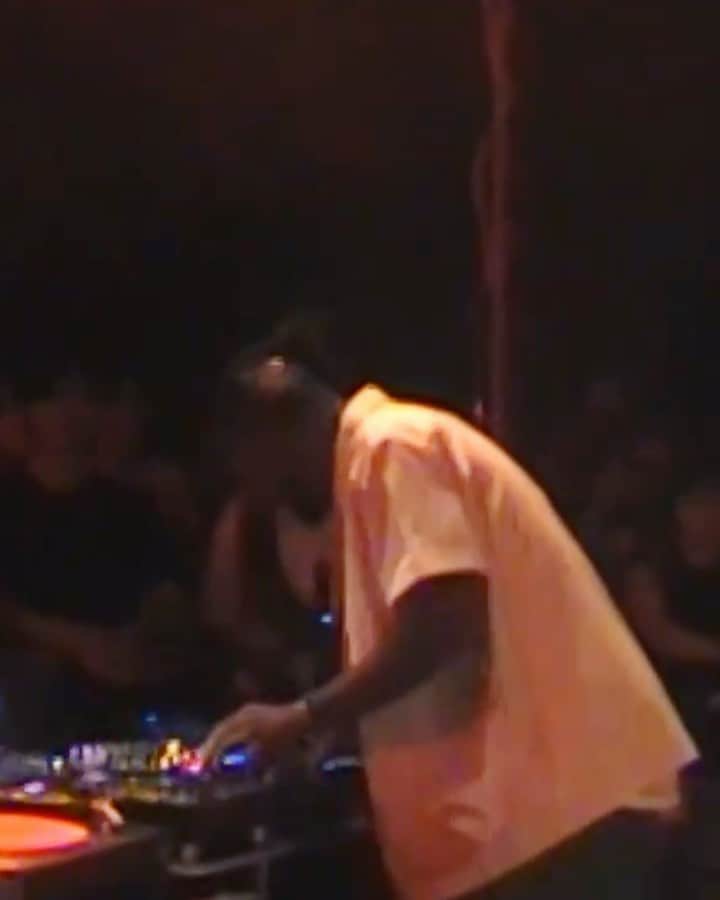 小袋成彬のインスタグラム：「Here's some clips from my summer party @ant5house 2023 in Japan 🇯🇵  ・‥…━━━☆  　改めて、Ants House 2023に来てくれて本当にありがとうごさいました。いかがでしたか？  　人生の旅路で出会った素晴らしいレコード、@taruya.tokyo の針と @alpharecordingsystem_official のアナログミキサー、日本最高峰のサウンドシステム、世界中のユニークなDJ…全てが見事に調和して、心に残るパーティーになりました。色んな人が世界中の音楽で自由に踊る姿をみて、俺はとても嬉しかったです。  　なにより、音楽愛に溢れた素晴らしいお客さんたちがこのパーティーをより良いものしてくれました。あなたたちを心からリスペクトしています。そして、献身的でハードワークなスタッフの皆さん、長い時間本当にお疲れ様でした。  　ちなみに、東京2日目のDJの冒頭でDanny Hathawayをかけたとき、大切な人が頭に浮かんでなぜか涙が出そうになりました。あの感動を一緒に共有できた人はいますか？  　また近いうちにAnts House を開催しようと思います。もしみんなの意見や感想があれば、ぜひコメントくれると嬉しいです。もっといいパーティーにできるよう参考にしてみます。絵文字だけでもぜひ。  　もし時間があったら、ぜひDJたちにメッセージを送ってあげてください。その音楽愛の連鎖が、この世界をより良いものにするはずです。  　またダンスフロアで会いましょう。  　もう一度DJたちに大きな拍手を。  @aru_2  @camilayeokun  @dreamcast.moe  @stefanringerfwm  @madprofessorariwa  @melodiesint  @theoterev  @seiji__ono  @tmysnmz  @vinyl_delivery_service  @rintaro0s  @soutaraw   Special Thanks  @d317an  @snlut  @tskkkx  @masahirot  @rainbowdiscoclub  @west_harlem_kyoto  @circus_tokyo  @ariwastudios   成」