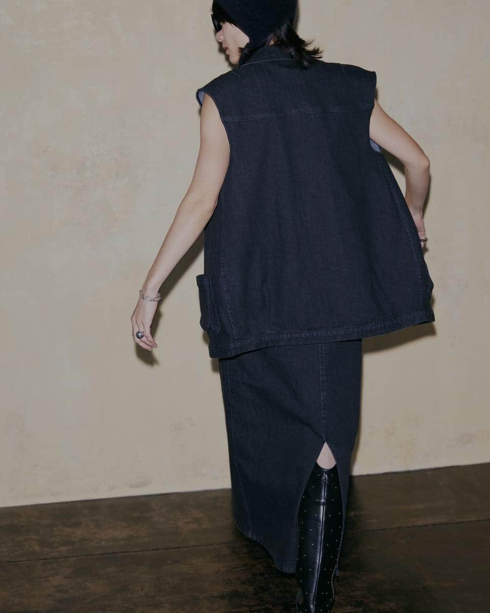 Ameri vintageさんのインスタグラム写真 - (Ameri vintageInstagram)「VEST SET DENIM DRESS (col.IVO / BLK) ー8.29(Tue)  デニムのベストとセミフレアなシルエットがポイントのノースリーブドレスのセットアイテム。  #ameri #amerivintage #ameri2023autumnwinter  #shopping #fashion #japan #dress #denim」8月27日 18時01分 - amerivintage