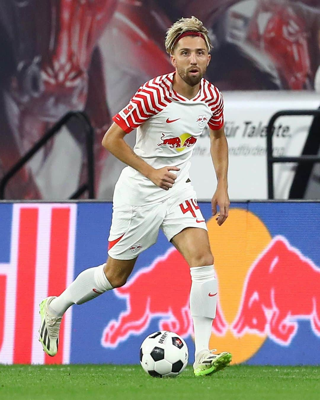 ケヴィン・カンプルのインスタグラム：「A goal on his 150th @bundesliga appearance for RB Leipzig ❤️⚪️  Nice one, @kevinkampl 💪」