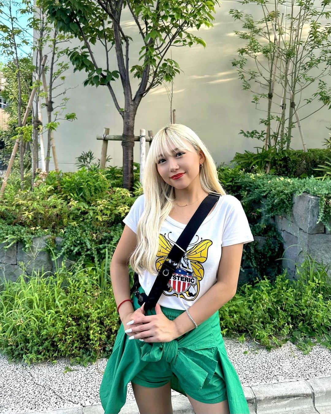 川崎怜奈のインスタグラム：「. 服も背景も緑の日🌿💚 いっぱい撮られるとだいたい最後ダサくなります🫢」