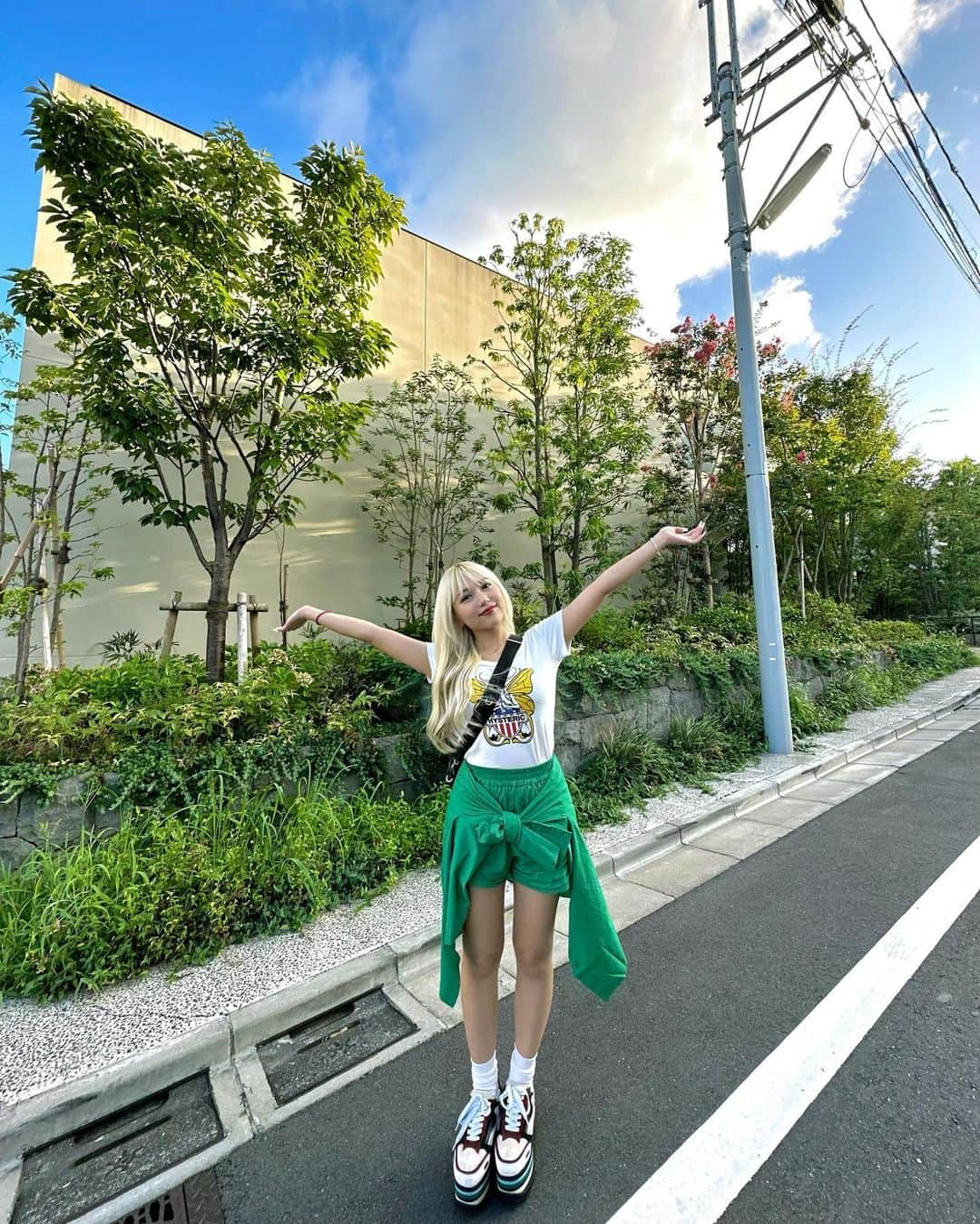 川崎怜奈さんのインスタグラム写真 - (川崎怜奈Instagram)「. 服も背景も緑の日🌿💚 いっぱい撮られるとだいたい最後ダサくなります🫢」8月27日 18時14分 - layna_lllllll