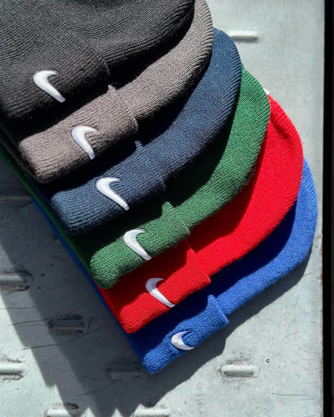 GROW AROUNDのインスタグラム：「#growaroundnewarrivals NIKE TEAM BEANIE US NIKE限定のBEANIEが入荷しました。 サイドにSWOOSHのみのシンプルで合わせやすいのでオススメです！！ カラーは６色展開になります。」