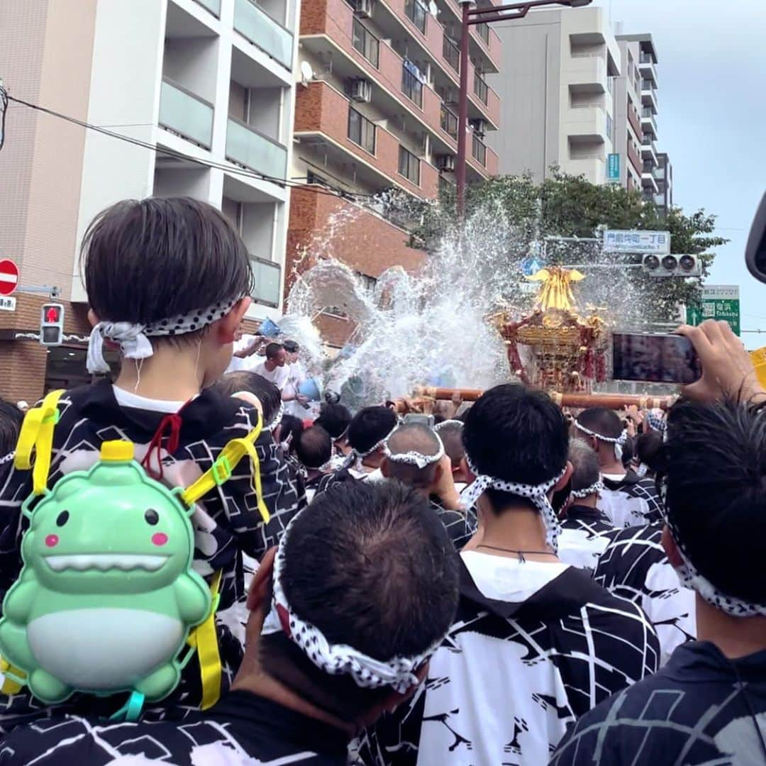 ナカヤマユキコのインスタグラム：「.   #富岡八幡宮例大祭    門前仲町生まれ門前仲町育ちの 夏といえばやっぱりコレです。  名物の水かけ祭りは3年に1回なのですが コロナ禍などもあり6年ぶりでした🌊      今年は台風とも重なりゲリラ豪雨もあったけど 神様もお水かけてくれてるんだね〜！ 良いお清めだね〜！ なんて言って より一層盛り上がったよ🌩️      写真4枚目が朝出陣する時、5枚目が終わった後です😂💪🏻       長男は子供神輿も参加して、翌日の例大祭も参加して、びちょびちょになった2日間でした👦🏻💙下町っ子の洗礼だね〜   次男はまだ参加できないので、 金太郎ルックでお神輿と撮影だけしたよ👶🏻         それにしても今年の熱気はすごかった😦  一緒に参加してくれたみなさん お疲れ様でした、ありがとう🥹🙏🏻                   . . . . . . . . . #富岡八幡宮例大祭2023  #富岡八幡宮例大祭神輿連合渡御  #江戸三大祭り #神輿 #夏祭り #東京 #門前仲町 #下町 #水かけ祭り」