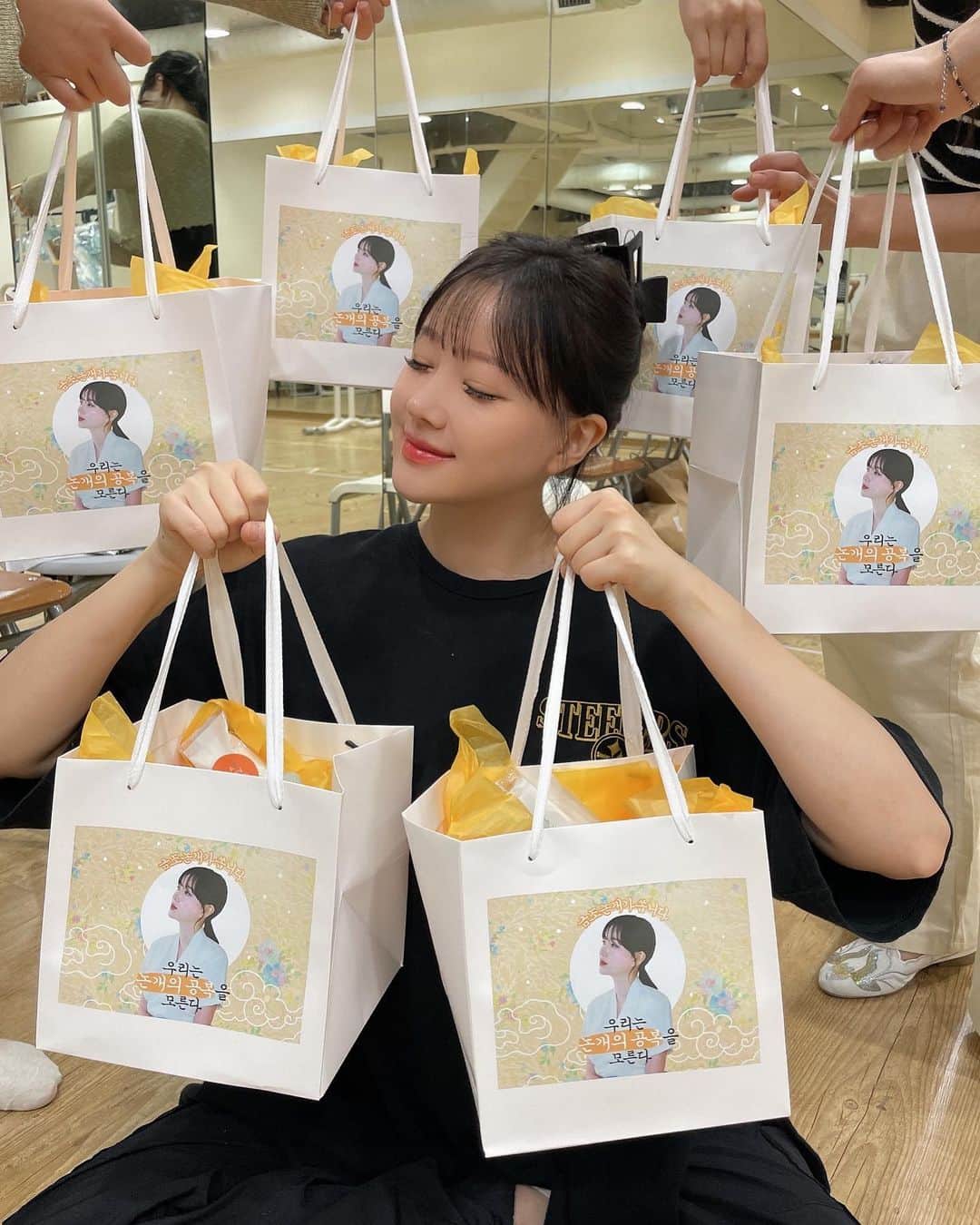 クムジョのインスタグラム：「우리는 논개의 공복을 모른다 🤣🤣🤣 도시락 잘 먹었습니다. 배통통이! 사진 못찍은 모두를 위한 커피, 오쏘몰 비타민, 컵까지 전부 다 너무너무 고마워 ♥️」