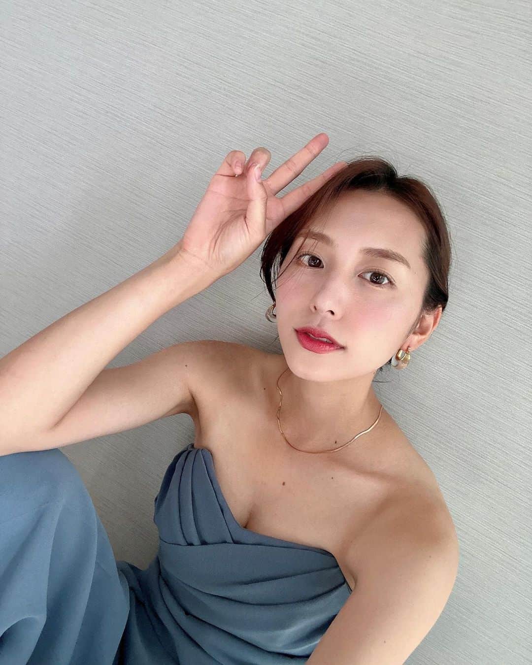 下京慶子のインスタグラム：「🌻 8/26無事に誕生日を迎えました！ お祝いのメッセージを送ってくれた皆様、インスタライブに付き合ってくれた皆様、ありがとうございました。 幾つになっても自分の未熟さを痛感する日々ですが、周りの皆様のおかげで色々な仕事をさせてもらえて、感謝です。 今後とも末長く、よろしくお願い致します。」