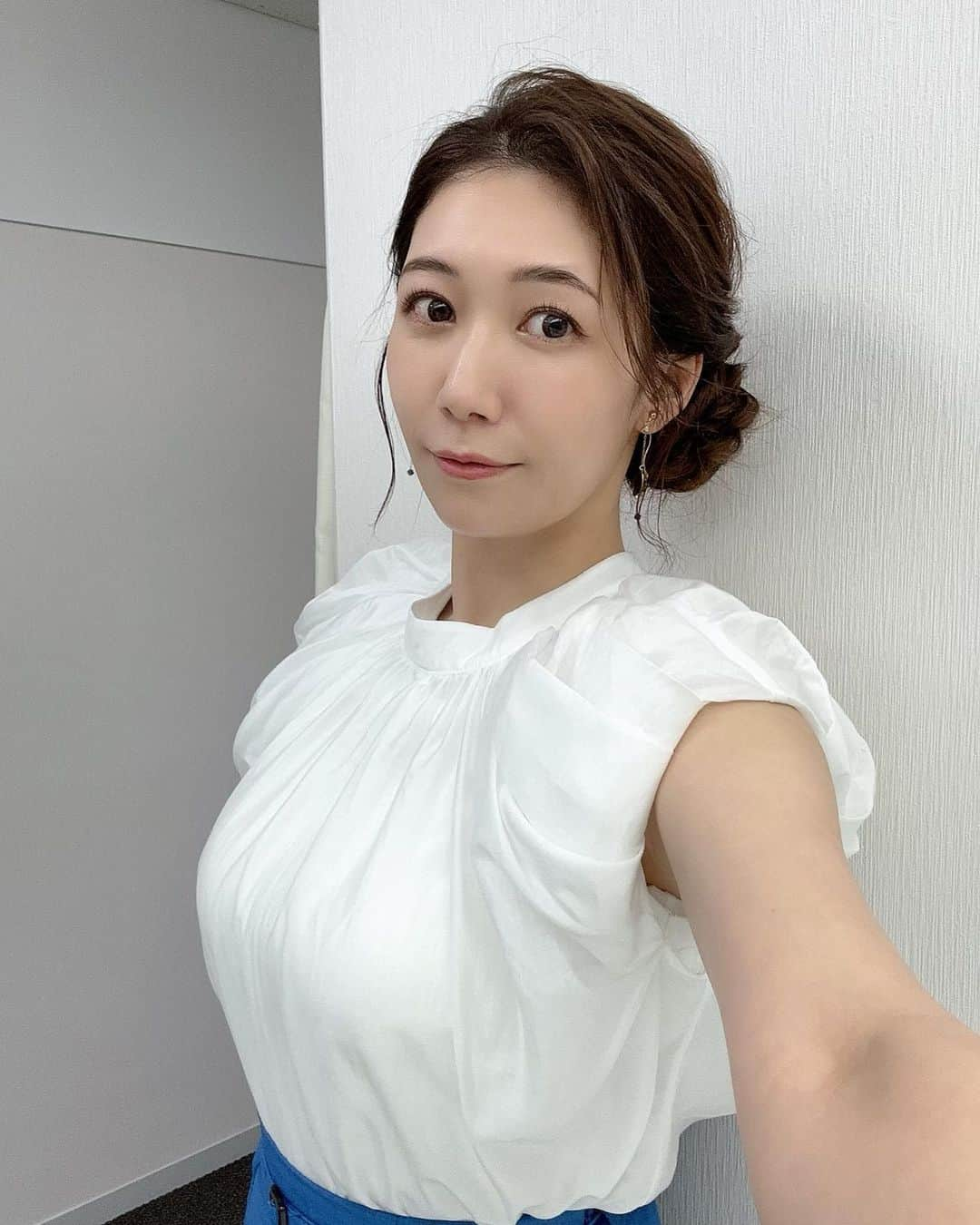 穂川果音さんのインスタグラム写真 - (穂川果音Instagram)「hair style  アップヘアです😊  #ヘアアレンジ　#ヘアスタイル　#アップヘア　#シニョン　#hairarrange #hairstyle #アベプラ　#weatherforecast」8月27日 18時10分 - hokawakanonn