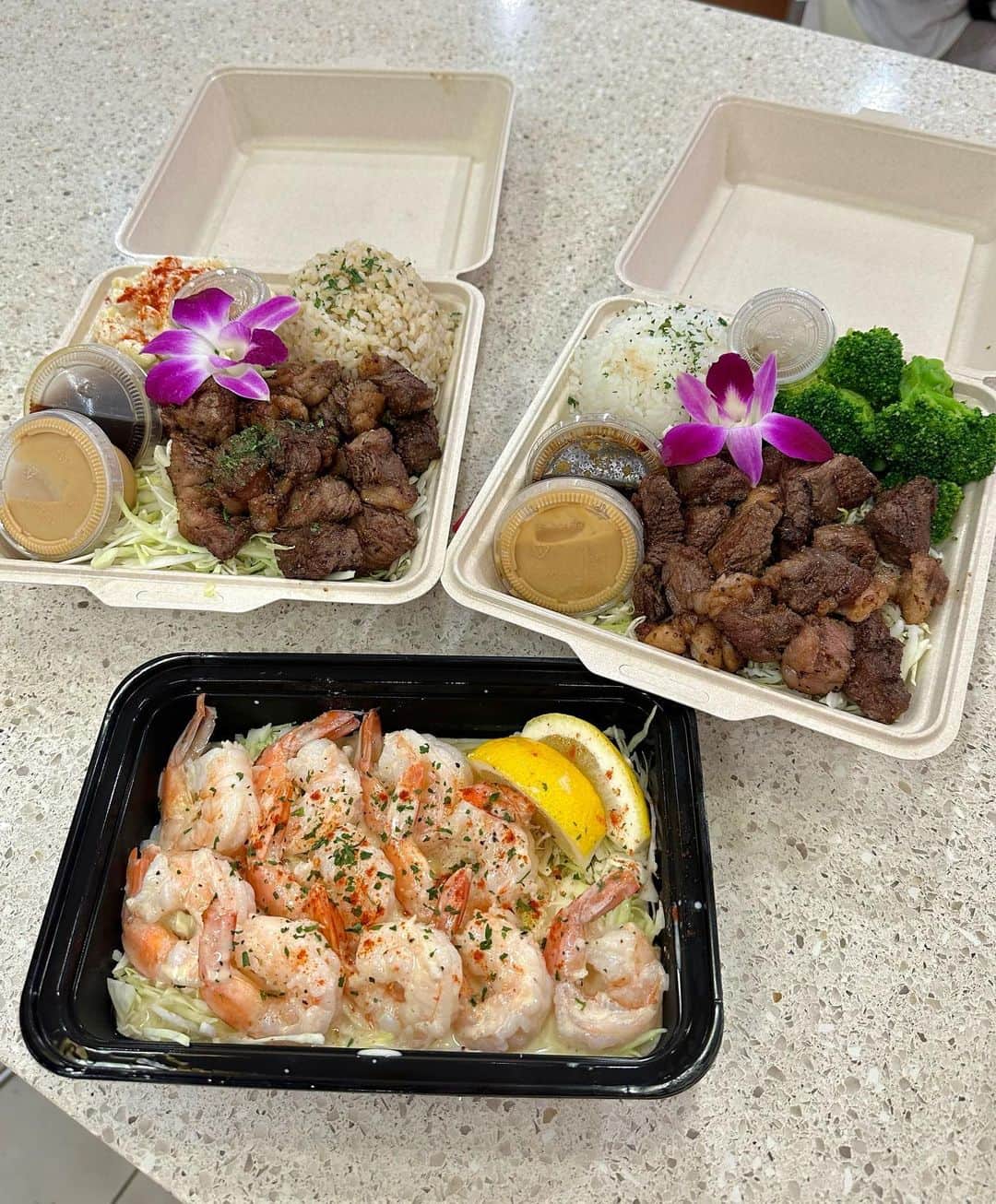 市原彩花さんのインスタグラム写真 - (市原彩花Instagram)「My favorite garlic shrimp & steak bento in Hawaii🌺 @teppei.usa.hawaii  It's in the Ala Moana Center food court🤙  アラモアナセンターで絶品ガーリックシュリンプ🍤🧄😋 フードコートにあって手軽に食べられるの🤭 友達のお店なんだけど、本当に美味しいからぜひ食べて欲しい🥰 味付けもいいし、エビの鮮度も抜群✨ ここが出来てからわざわざノースショアまで行かなくなった😚 和牛もジューシーで超旨い🤤 サイドも選べるし、ガリシュリ&ステーキ半分ずつのお弁当もあっていろいろ楽しめるよ🥳  目の前のビーチで食べるのもあり😋  #steakteppei#garlicshrimp #hawaii#hawaiilife#hawaiitrip#hawaiitravel#ハワイ#ハワイ旅行#ハワイ観光#ワイキキ#アラモアナ#アラモアナショッピングセンター#alamoana#alamoanacenter#ハワイグルメ#hawaiifood #あーちゃんハワイ」8月27日 18時11分 - ayaka_ichihara