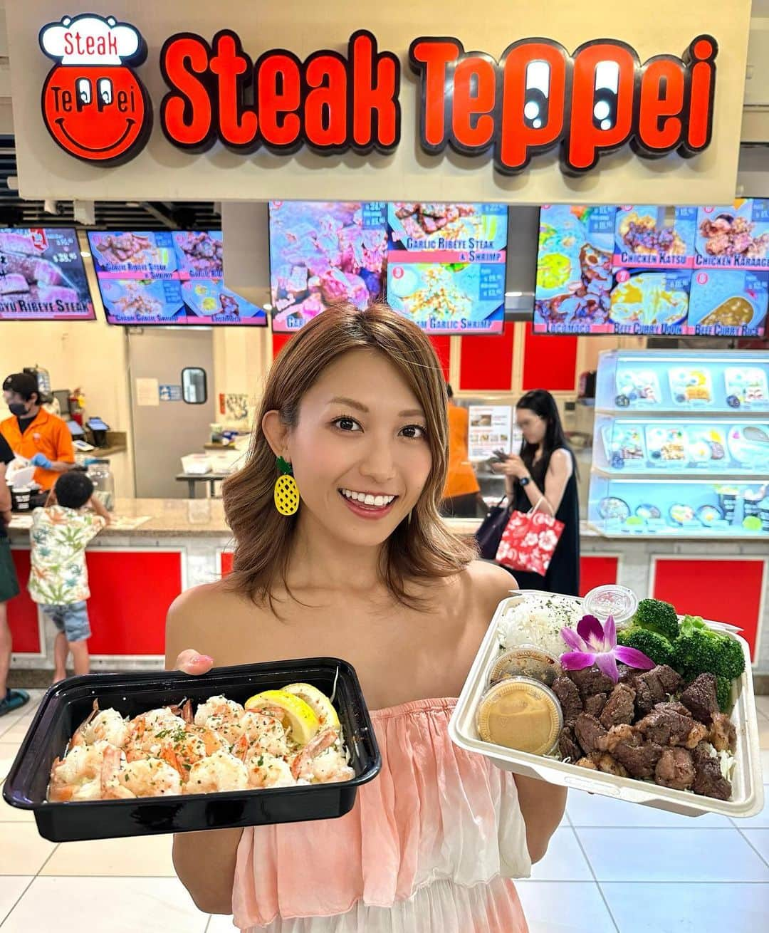 市原彩花さんのインスタグラム写真 - (市原彩花Instagram)「My favorite garlic shrimp & steak bento in Hawaii🌺 @teppei.usa.hawaii  It's in the Ala Moana Center food court🤙  アラモアナセンターで絶品ガーリックシュリンプ🍤🧄😋 フードコートにあって手軽に食べられるの🤭 友達のお店なんだけど、本当に美味しいからぜひ食べて欲しい🥰 味付けもいいし、エビの鮮度も抜群✨ ここが出来てからわざわざノースショアまで行かなくなった😚 和牛もジューシーで超旨い🤤 サイドも選べるし、ガリシュリ&ステーキ半分ずつのお弁当もあっていろいろ楽しめるよ🥳  目の前のビーチで食べるのもあり😋  #steakteppei#garlicshrimp #hawaii#hawaiilife#hawaiitrip#hawaiitravel#ハワイ#ハワイ旅行#ハワイ観光#ワイキキ#アラモアナ#アラモアナショッピングセンター#alamoana#alamoanacenter#ハワイグルメ#hawaiifood #あーちゃんハワイ」8月27日 18時11分 - ayaka_ichihara