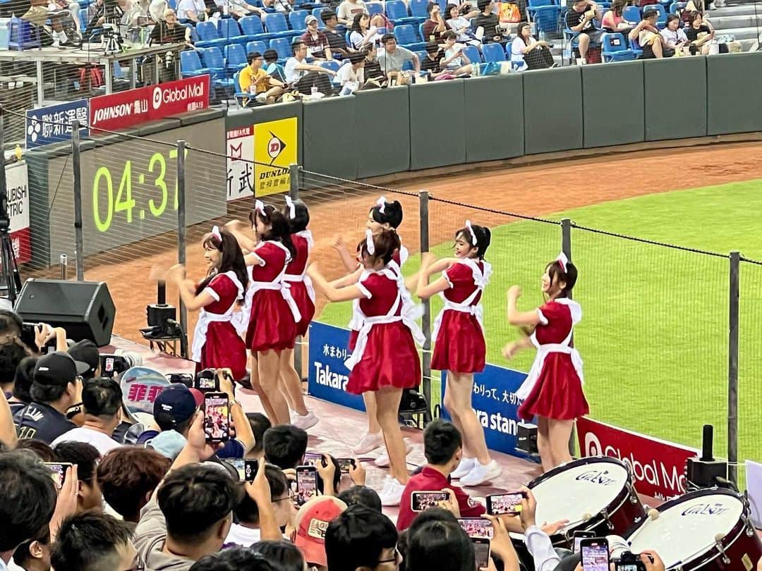 尾山憲一さんのインスタグラム写真 - (尾山憲一Instagram)「【時差投稿】盆バケーションで９年ぶりに国外へ！  台湾プロ野球を観戦してきました⚾️  日本でも人気がある楽天チアさんがいたかどうかわかりませんが、  都市対抗野球のような雰囲気ですね。スタンドで踊っている女性の観客が多かったし、エンタテインメントとして、NPBにもこういう応援スタイルのチームがあっても良いと思いました。  楽天の対戦相手だった中信を２連覇に導いた林威助前監督や平野恵一アドバイザーとは都合が合わず会えなくて残念でした…」8月27日 18時23分 - oyama_ken1_ytv