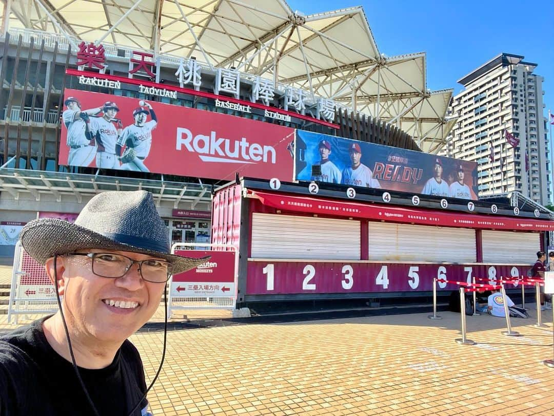 尾山憲一のインスタグラム：「【時差投稿】盆バケーションで９年ぶりに国外へ！  台湾プロ野球を観戦してきました⚾️  日本でも人気がある楽天チアさんがいたかどうかわかりませんが、  都市対抗野球のような雰囲気ですね。スタンドで踊っている女性の観客が多かったし、エンタテインメントとして、NPBにもこういう応援スタイルのチームがあっても良いと思いました。  楽天の対戦相手だった中信を２連覇に導いた林威助前監督や平野恵一アドバイザーとは都合が合わず会えなくて残念でした…」