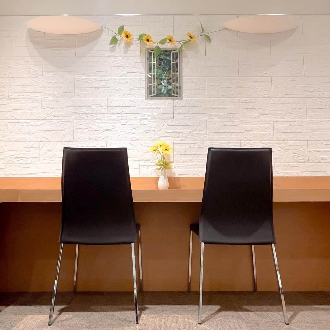 山野楽器のインスタグラム：「. ┈ ┈ ┈ ┈ ┈ ┈ ┈ ┈ ┈ ┈ ┈ ┈ ┈ ┈ レッスン日が、待ち遠しい。 楽器が弾けるようになる、 歌が気持ちよく歌える。 そのプロセス全てが、 至福の時間。 ┈ ┈ ┈ ┈ ┈ ┈ ┈ ┈ ┈ ┈ ┈ ┈ ┈ ┈   私たちはいつも思います。 生徒さんがレッスンに励むひとときは、 日常の役割や忙しさからワープし、 自分が奏でる音に集中できる 濃厚で貴重な時間だと。   久しぶりの方も初めての方も 音楽の扉を開けてみませんか？   #山野楽器 #yamano_music #BeHappywithMusic #music #音楽のある生活」