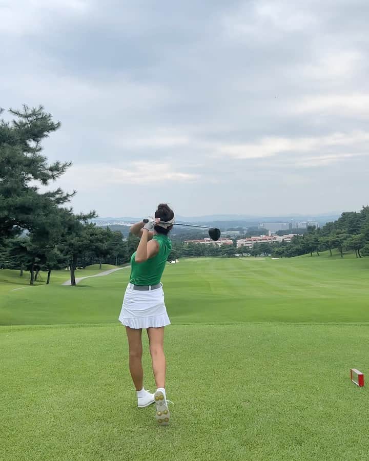 のインスタグラム：「오늘도 행복했다🤍 긴말이 필요없는 내사랑 골프⛳️ 마지막 사진보니 운동을 빨리 다시해야겠다는 생각이 듬😆」
