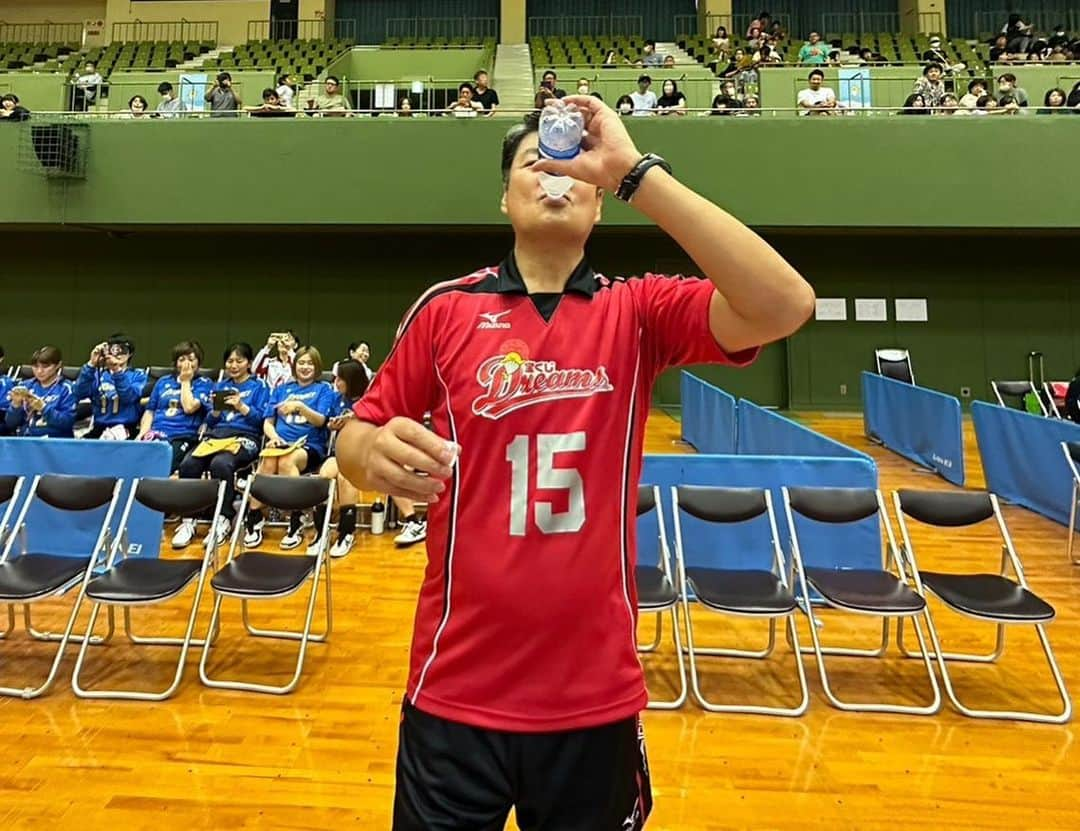 新鍋理沙さんのインスタグラム写真 - (新鍋理沙Instagram)「. 宝くじスポーツフェア はつらつママさんバレーボール IN 香川県丸亀市🏐  植田さんは地元ということで、いつもよりいっぱい試合出てました😂👏✨  丸亀市の皆さんありがとうございました〜♡ 次は9月！福岡県糸島市🏝️💙楽しみ〜♩  #植田辰哉 さん #江上由美 さん #広瀬美代子 さん #ヨーコゼッターランド さん #永富有紀 さん #佐伯美香 さん #坂本清美 さん #鳥居千穂 さん #田中姿子 さん #佐野優子 さん #狩野舞子 さん」8月27日 18時22分 - risa.shinnabe