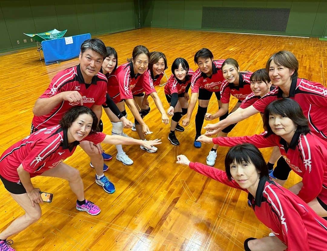 新鍋理沙のインスタグラム：「. 宝くじスポーツフェア はつらつママさんバレーボール IN 香川県丸亀市🏐  植田さんは地元ということで、いつもよりいっぱい試合出てました😂👏✨  丸亀市の皆さんありがとうございました〜♡ 次は9月！福岡県糸島市🏝️💙楽しみ〜♩  #植田辰哉 さん #江上由美 さん #広瀬美代子 さん #ヨーコゼッターランド さん #永富有紀 さん #佐伯美香 さん #坂本清美 さん #鳥居千穂 さん #田中姿子 さん #佐野優子 さん #狩野舞子 さん」