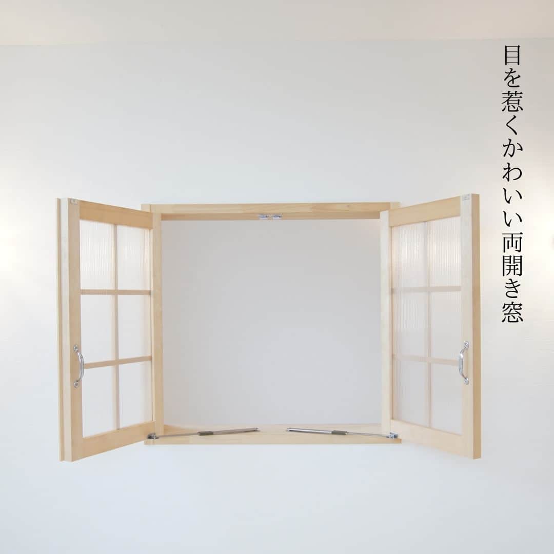 satsumahomeのインスタグラム：「可愛い両開き窓が目を惹きますね。 ~あなた好みのお家づくりをサポートさせていただきます~ ＿＿＿＿＿＿＿＿＿＿＿＿＿＿＿＿＿＿＿＿＿＿＿＿＿  「体に良くないものは使わない」  漆喰や無垢材などの自然素材だけを使って建てる。 体に安心・安全な無添加の家。 豊中市・箕面市を中心とした北摂エリアで注文住宅を建てる専門工務店です。 ＿＿＿＿＿＿＿＿＿＿＿＿＿＿＿＿＿＿＿＿＿＿＿＿＿＿ さつまのリフォーム ▷@picnicstudio_osaka さつまの不動産　 ▷@sh.fudousan さつまのLINE ▷@sh.lineinfo  #さつまホーム #無添加住宅 #漆喰 #無垢材 #マイホーム記録 #注文住宅 #家づくり #施工事例 #いえすたぐらむ #おうち時間を楽しむ #ルームツアー #後悔しない家づくり #工務店だからつくれる家 #こだわりの家 #高気密高断熱 #設計事務所 #HEAT20 #自然素材の家 #デザイン住宅 #シックハウス対策 #リノベーション #北摂注文住宅 #室内窓 #両開き窓 ＿＿＿＿＿＿＿＿＿＿＿＿＿＿＿＿＿＿＿＿＿＿＿＿＿」